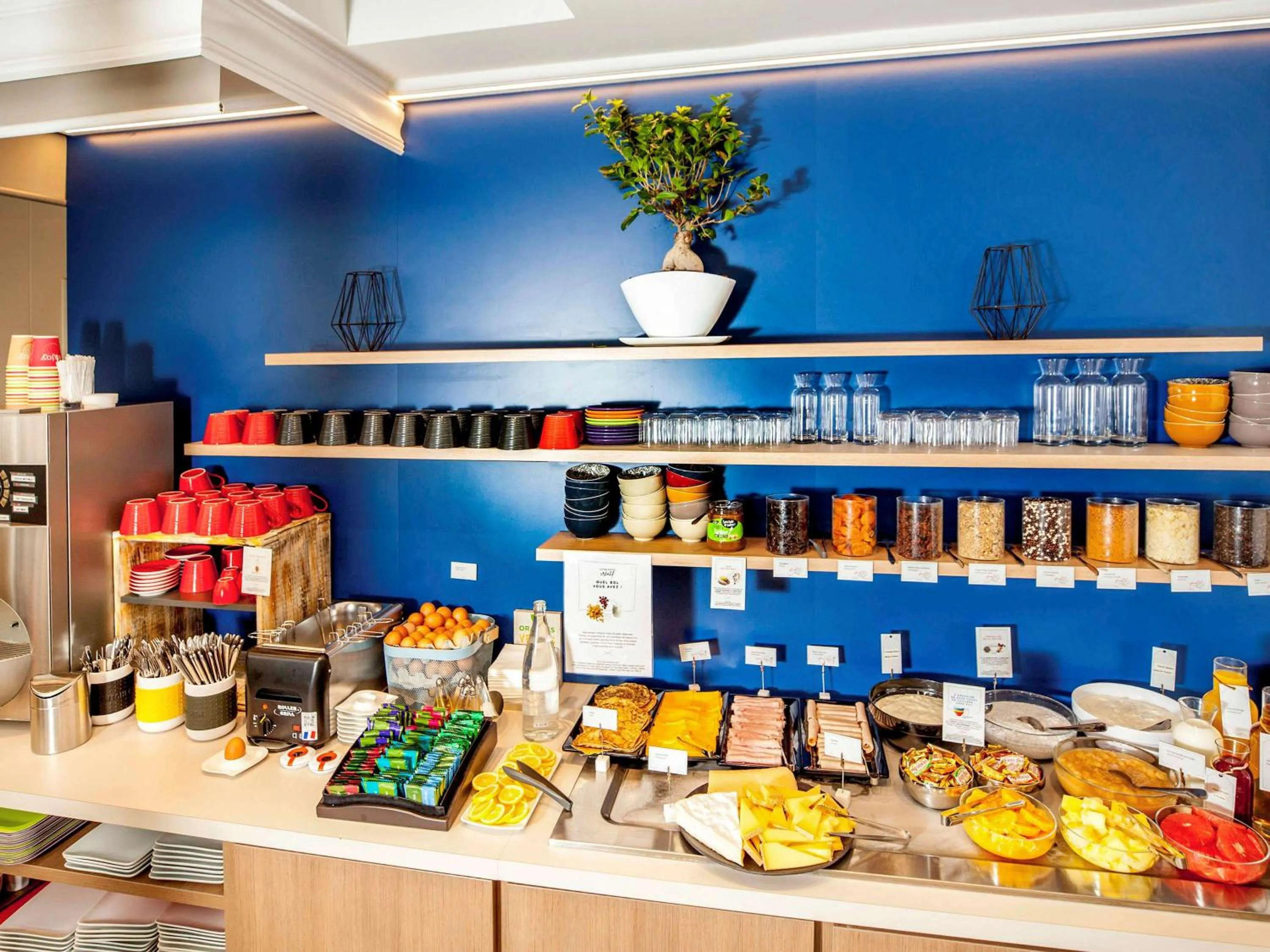 Restaurant/places to eat in ibis Styles Paris Cadet Lafayette