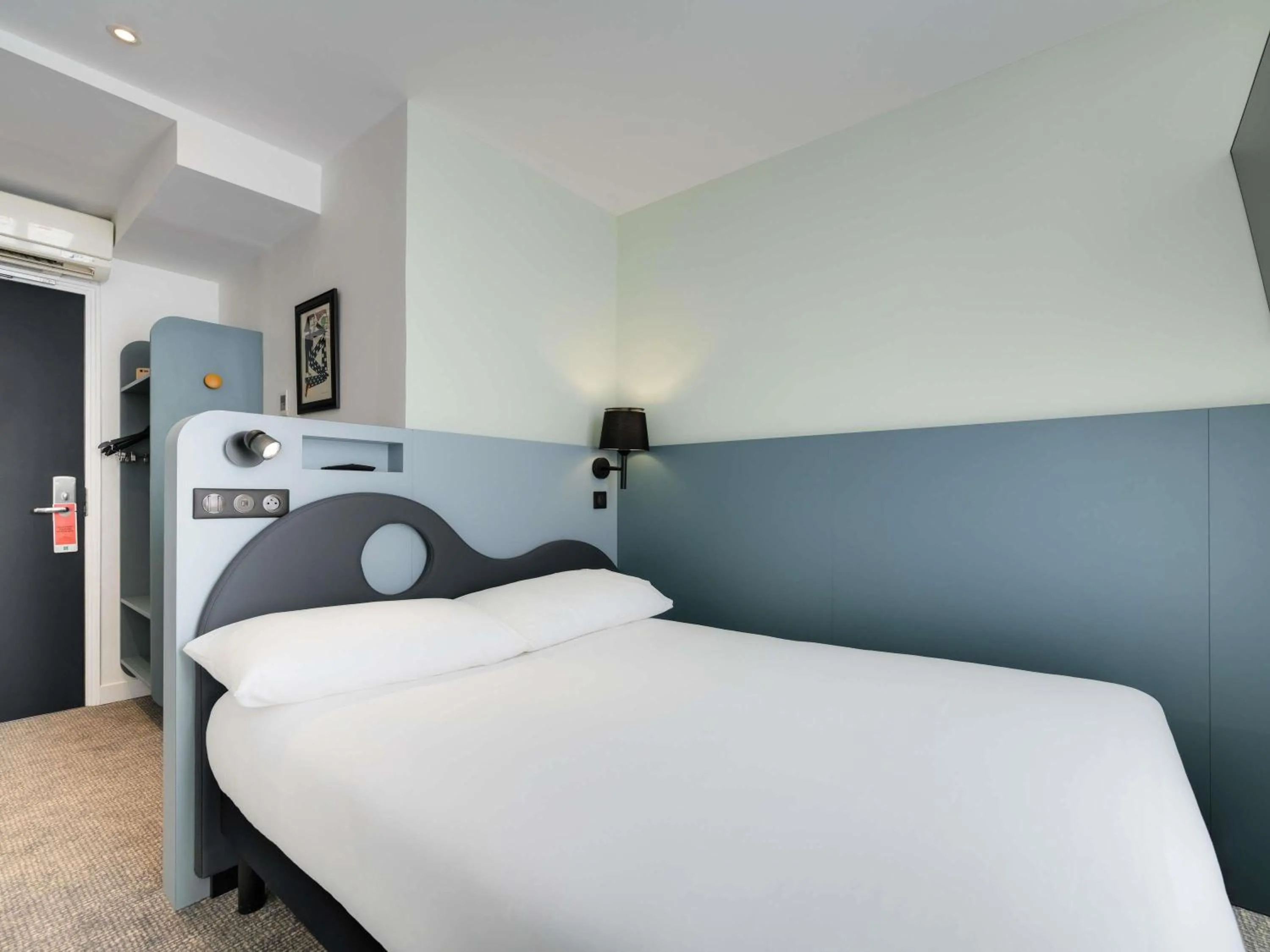 Bedroom, Bed in ibis Styles Paris Cadet Lafayette