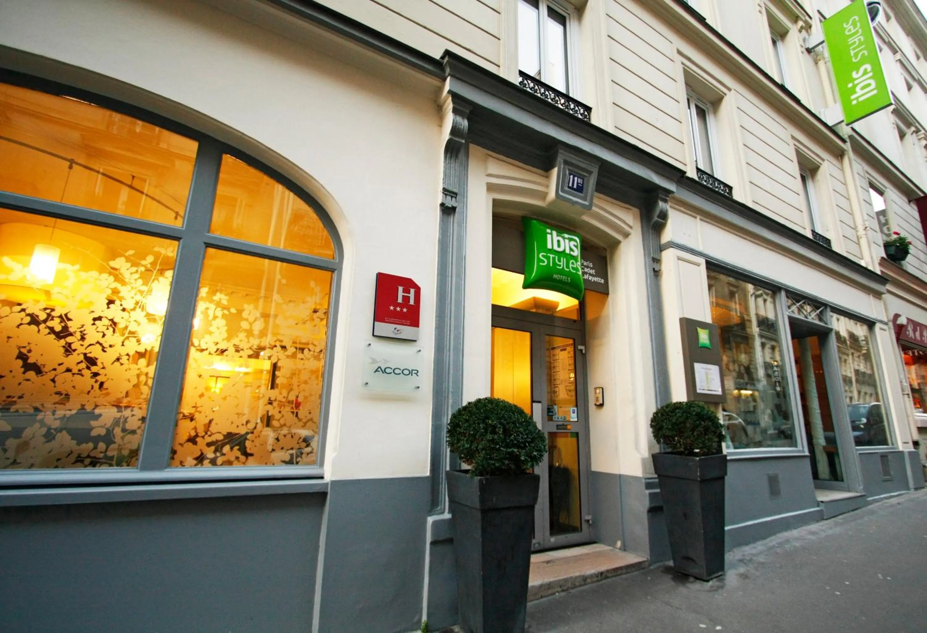 Facade/entrance in ibis Styles Paris Cadet Lafayette