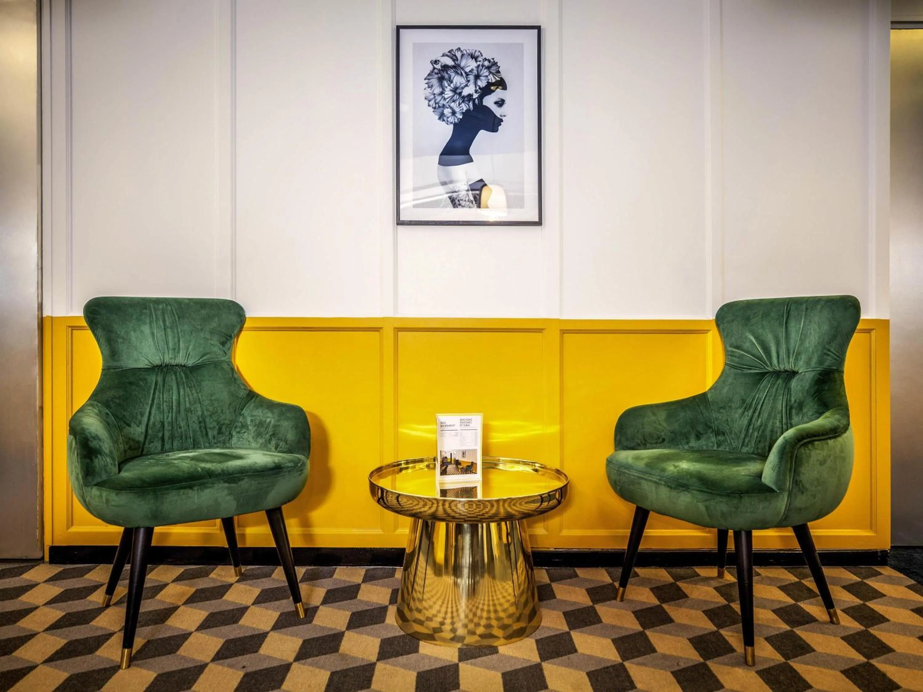 Lounge or bar in ibis Styles Paris Cadet Lafayette