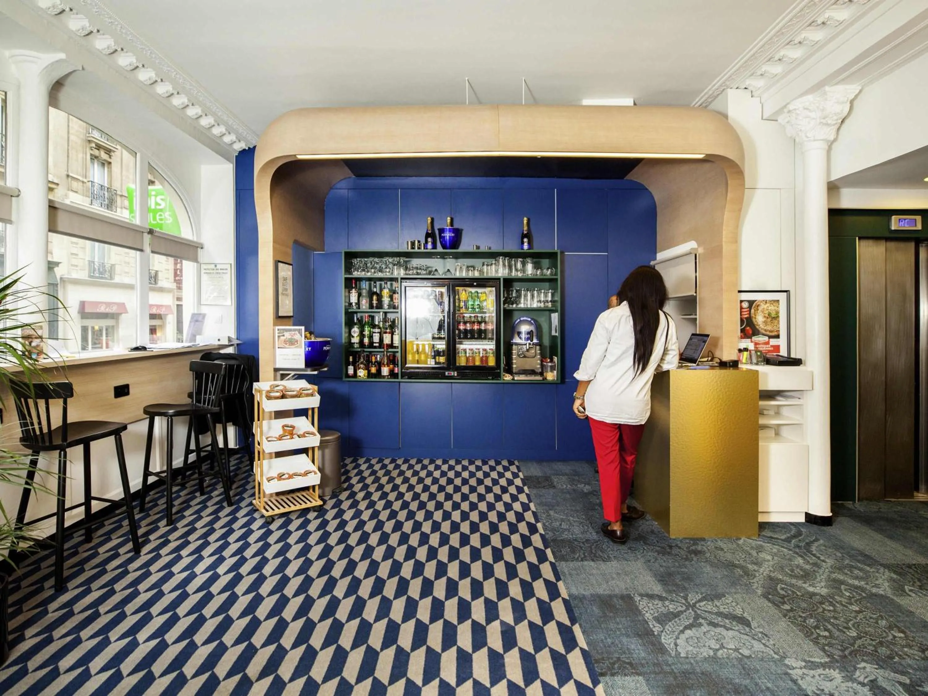 Lounge or bar in ibis Styles Paris Cadet Lafayette