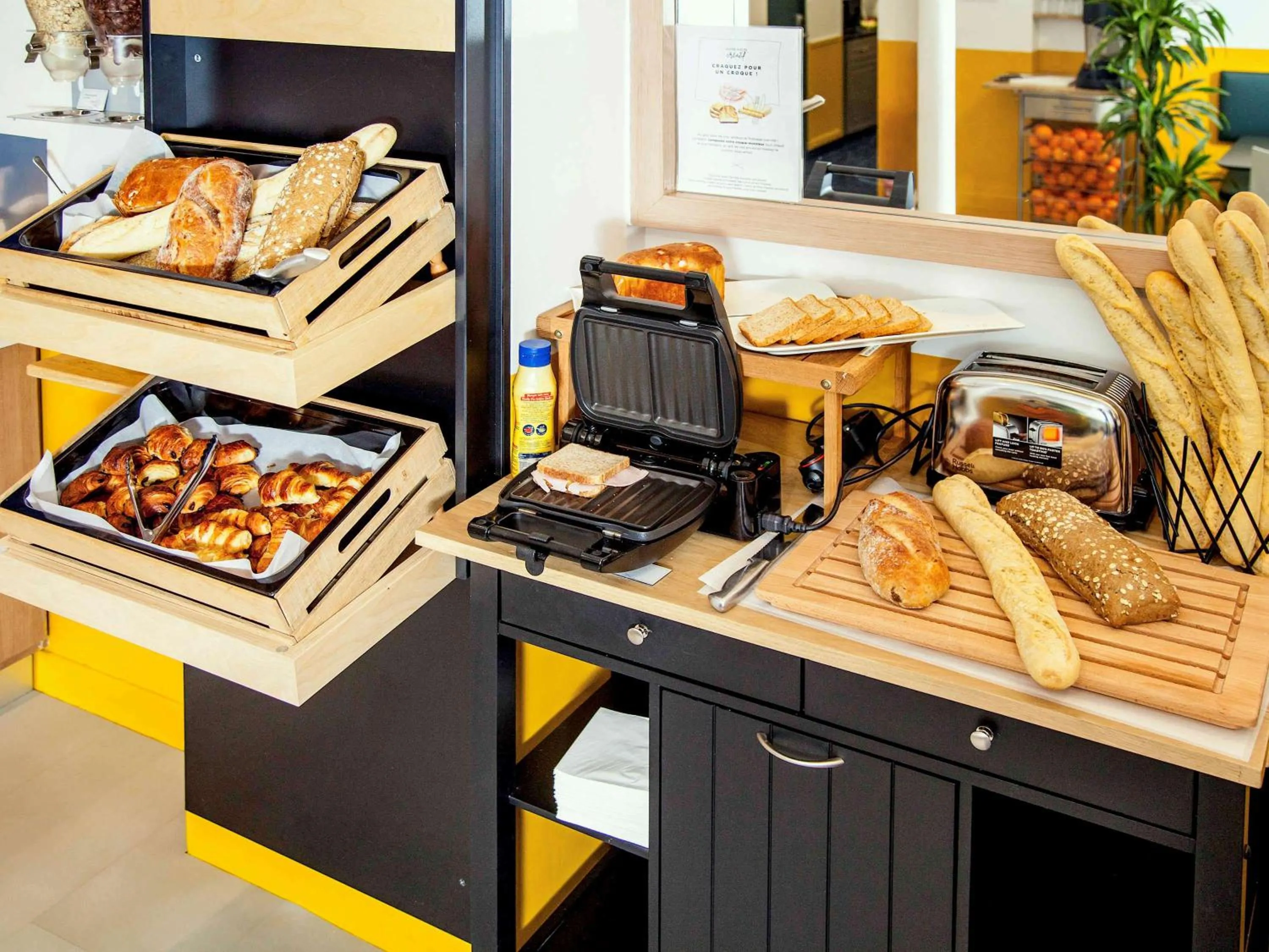 Restaurant/places to eat in ibis Styles Paris Cadet Lafayette