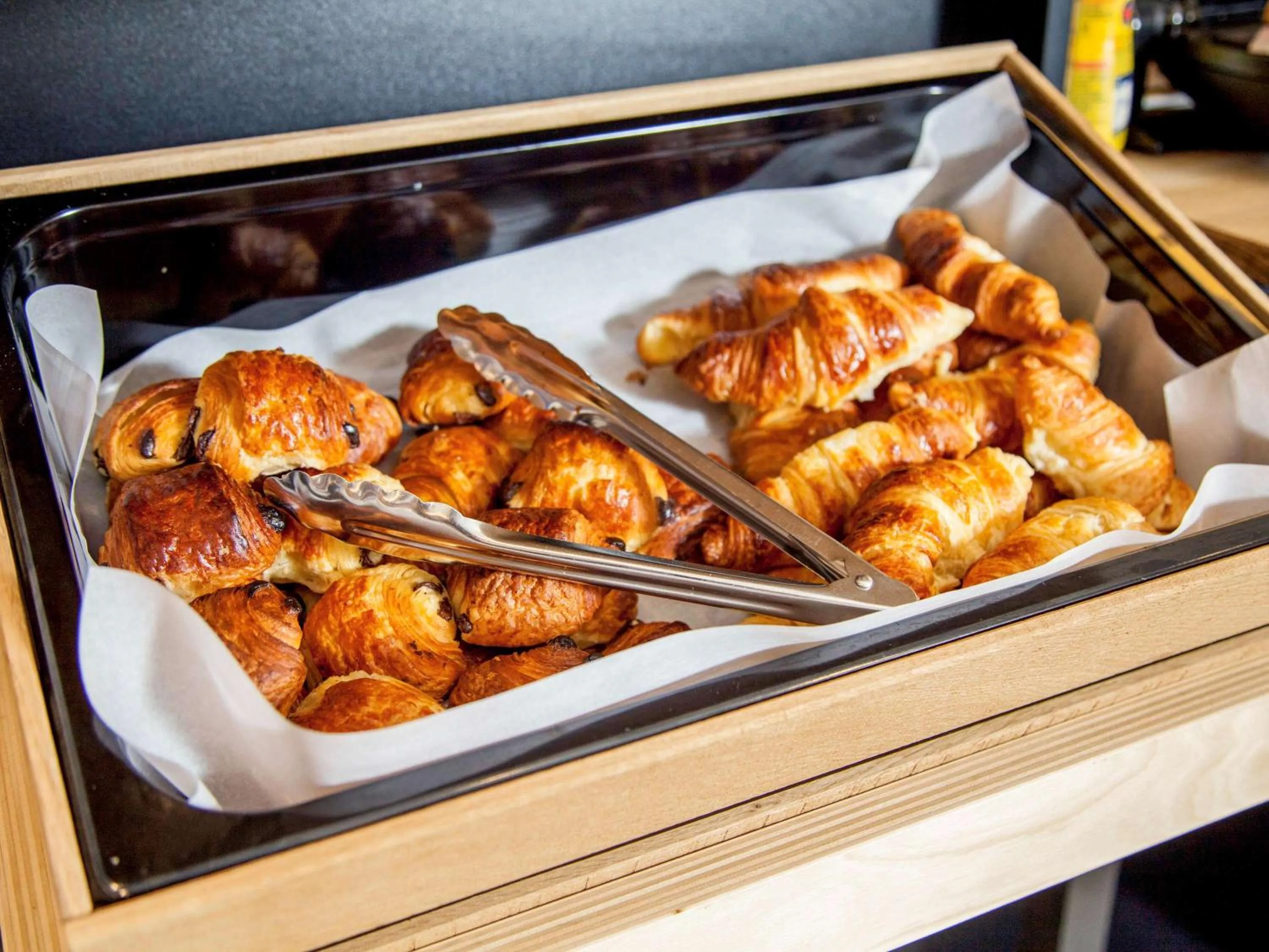 Restaurant/places to eat in ibis Styles Paris Cadet Lafayette