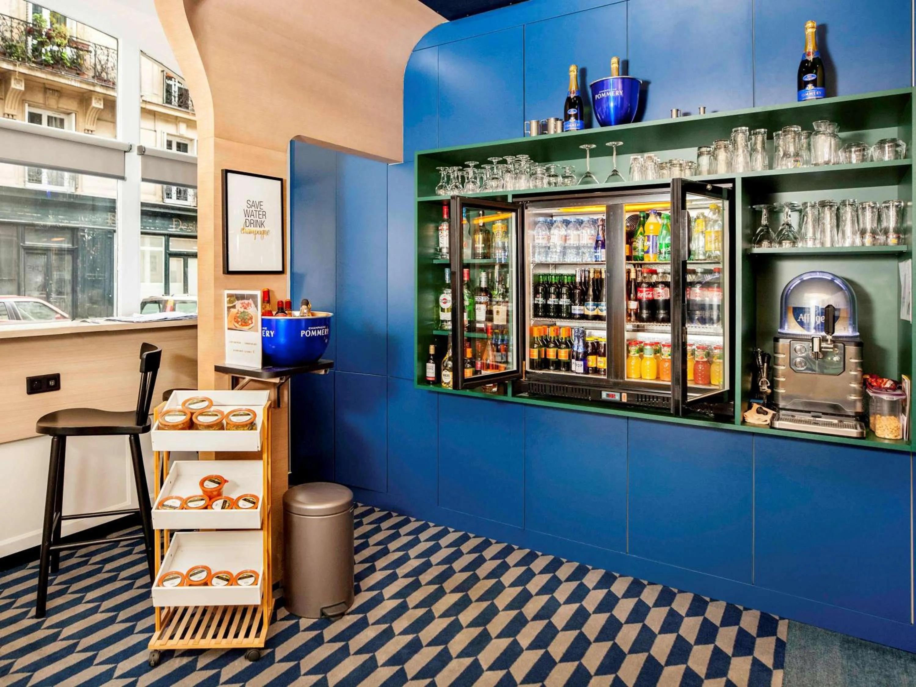 Lounge or bar in ibis Styles Paris Cadet Lafayette