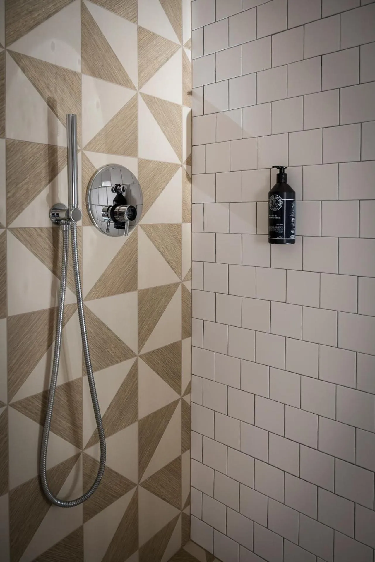 Shower in Hotel Vagabond