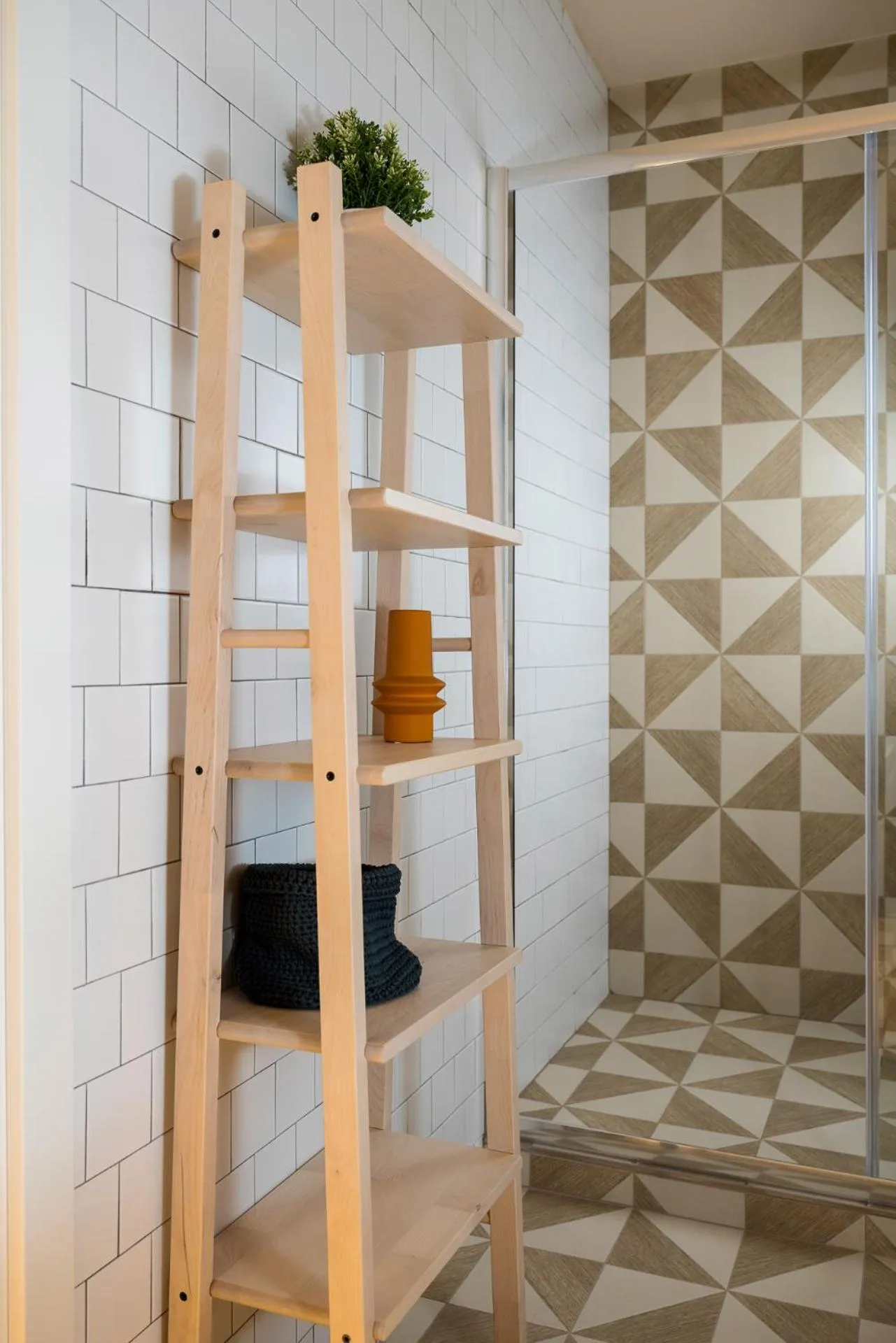 Bathroom, Bed in Hotel Vagabond