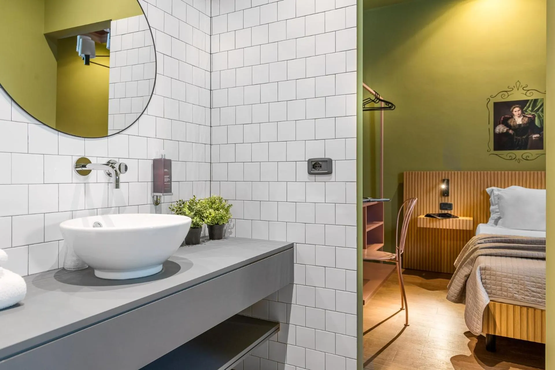 Bathroom, Bed in Hotel Vagabond