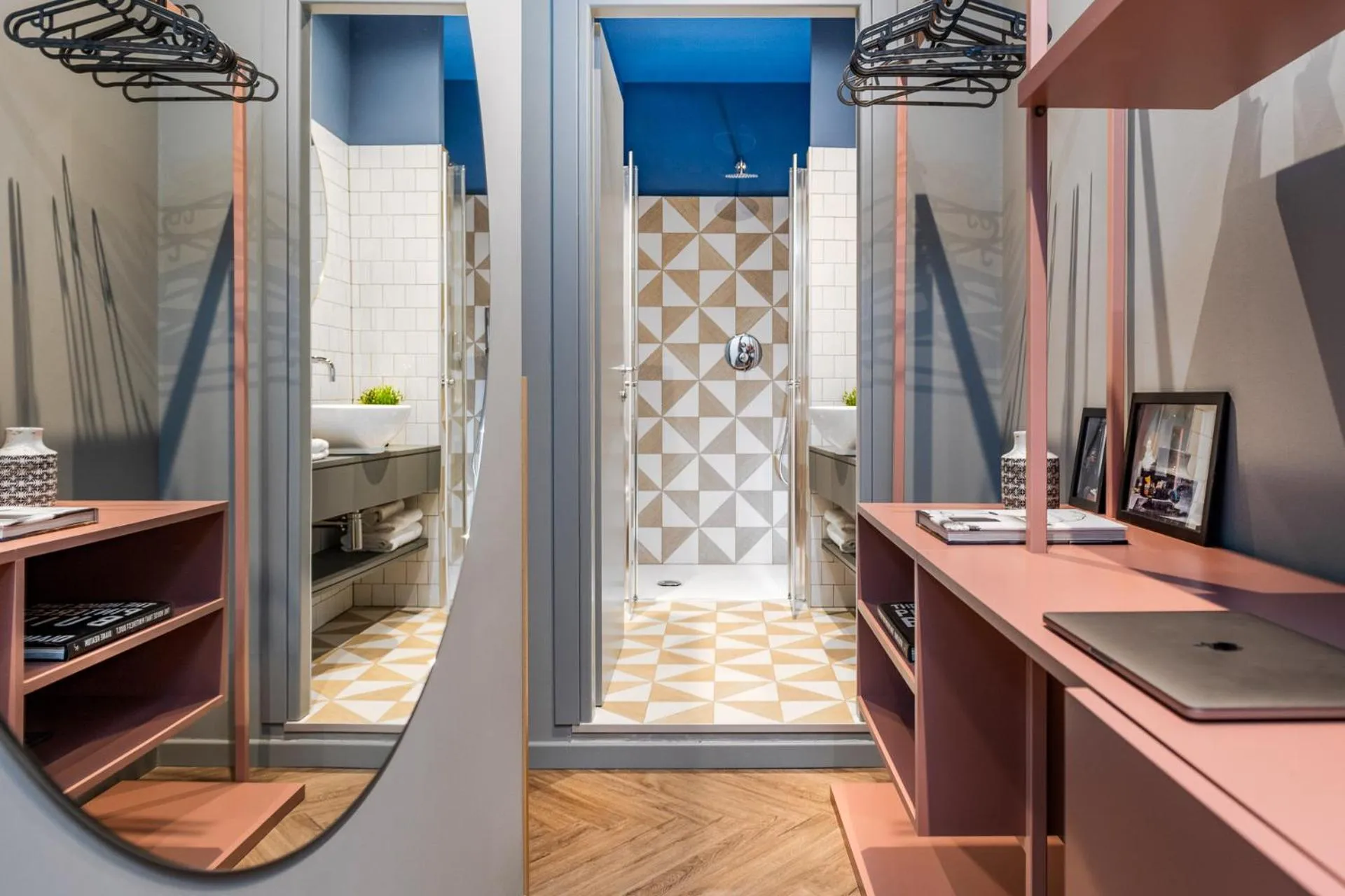 Decorative detail in Hotel Vagabond