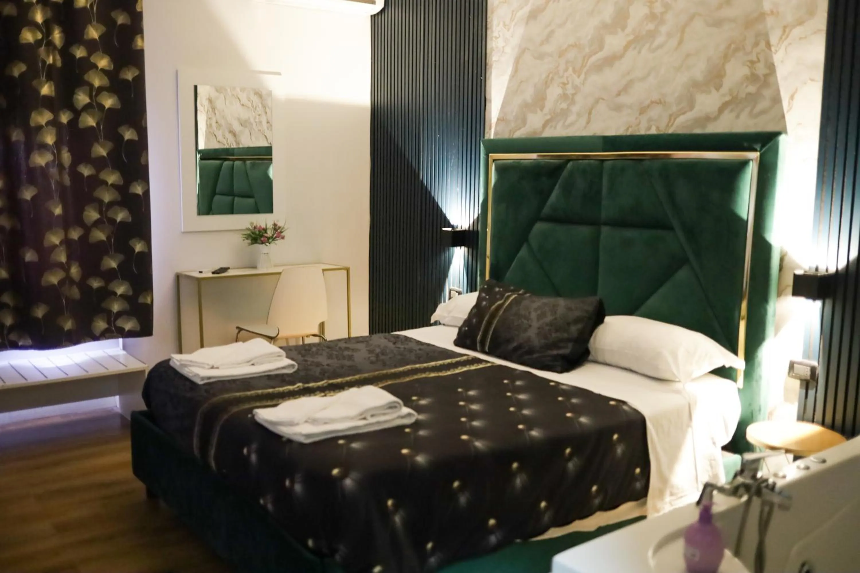 Hot Tub, Bed in Mirosa Bed and Breakfast