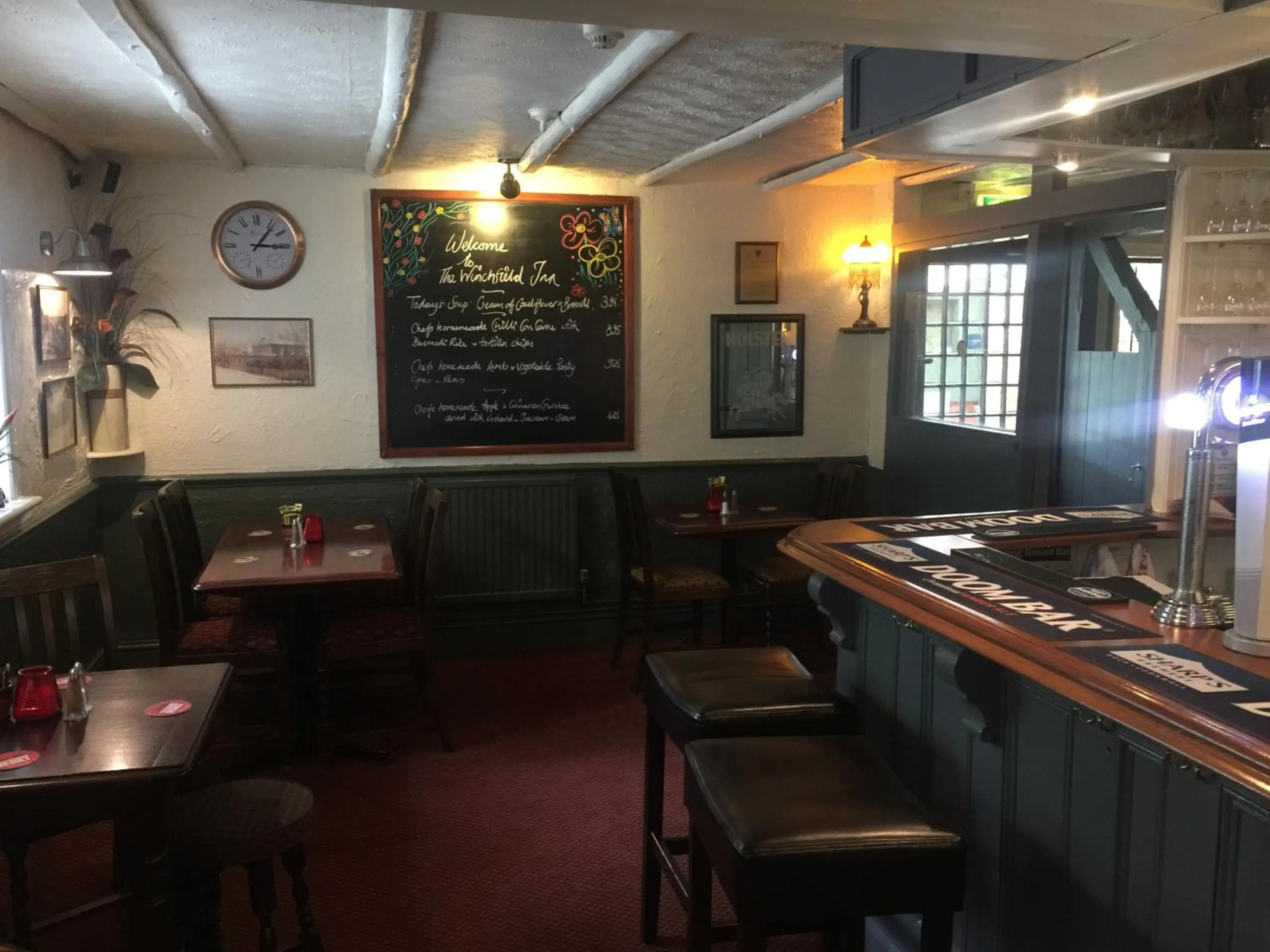 Restaurant/places to eat in The Winchfield Inn