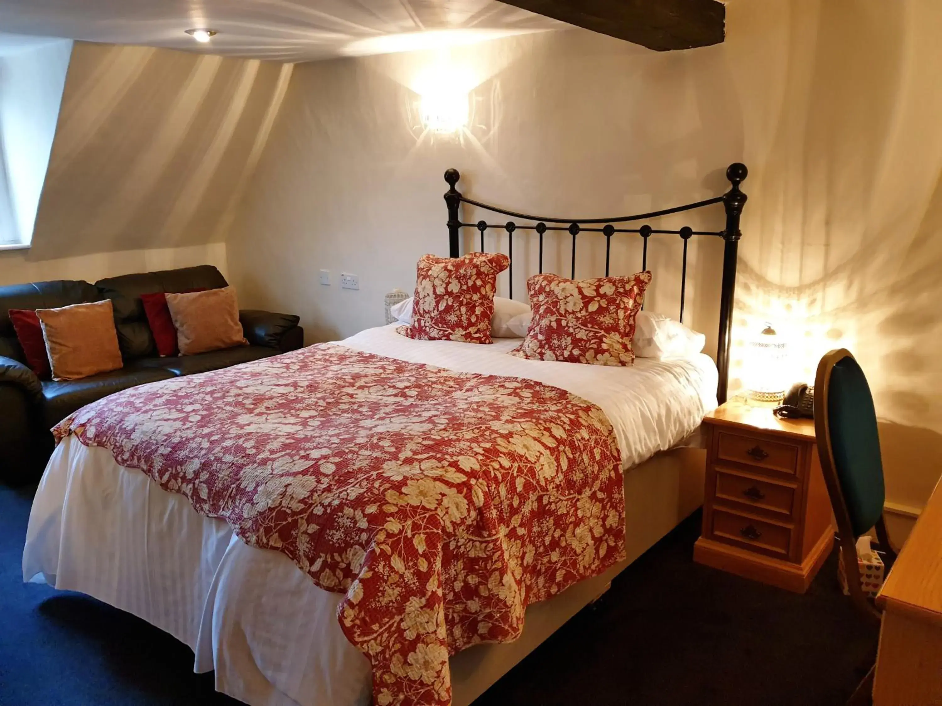 Deluxe Double Room in The Crown House Inn Deluxe Double Room in The Crown House Inn