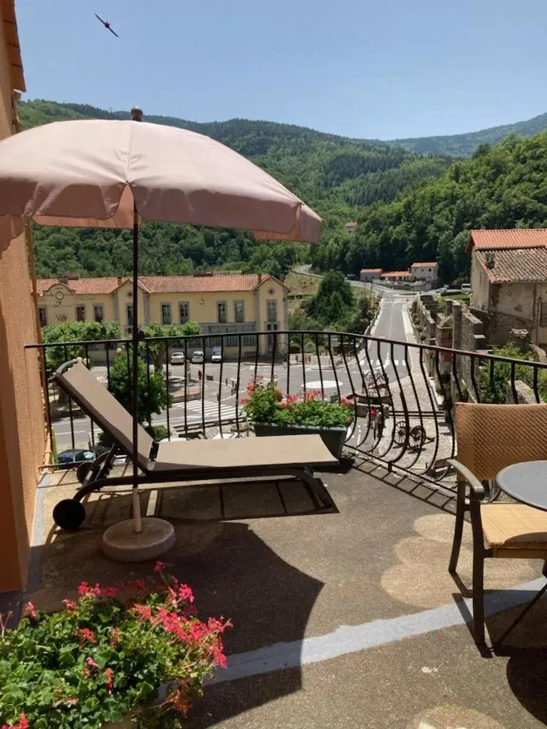 Double Room in Logis Hotel Restaurant Le Bellevue Double Room in Logis Hotel Restaurant Le Bellevue