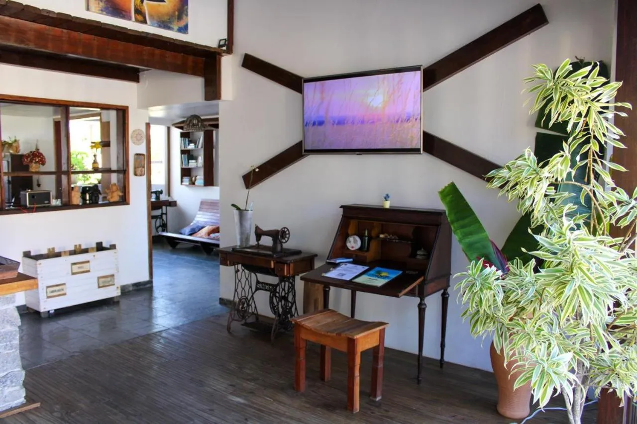 Communal lounge/ TV room in Pousada dos Hibiscus
