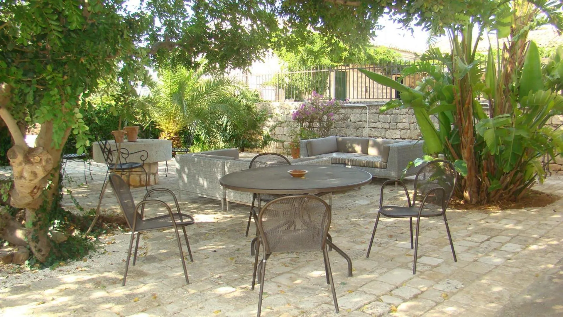 Seating area in Masseria Cianciò