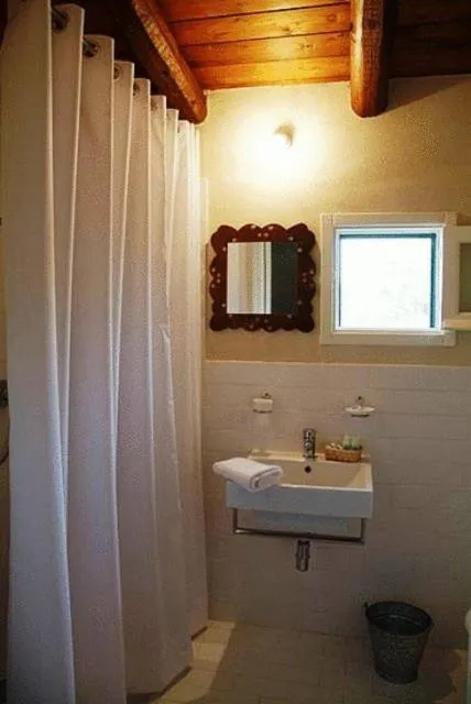 Bathroom in Masseria Cianciò