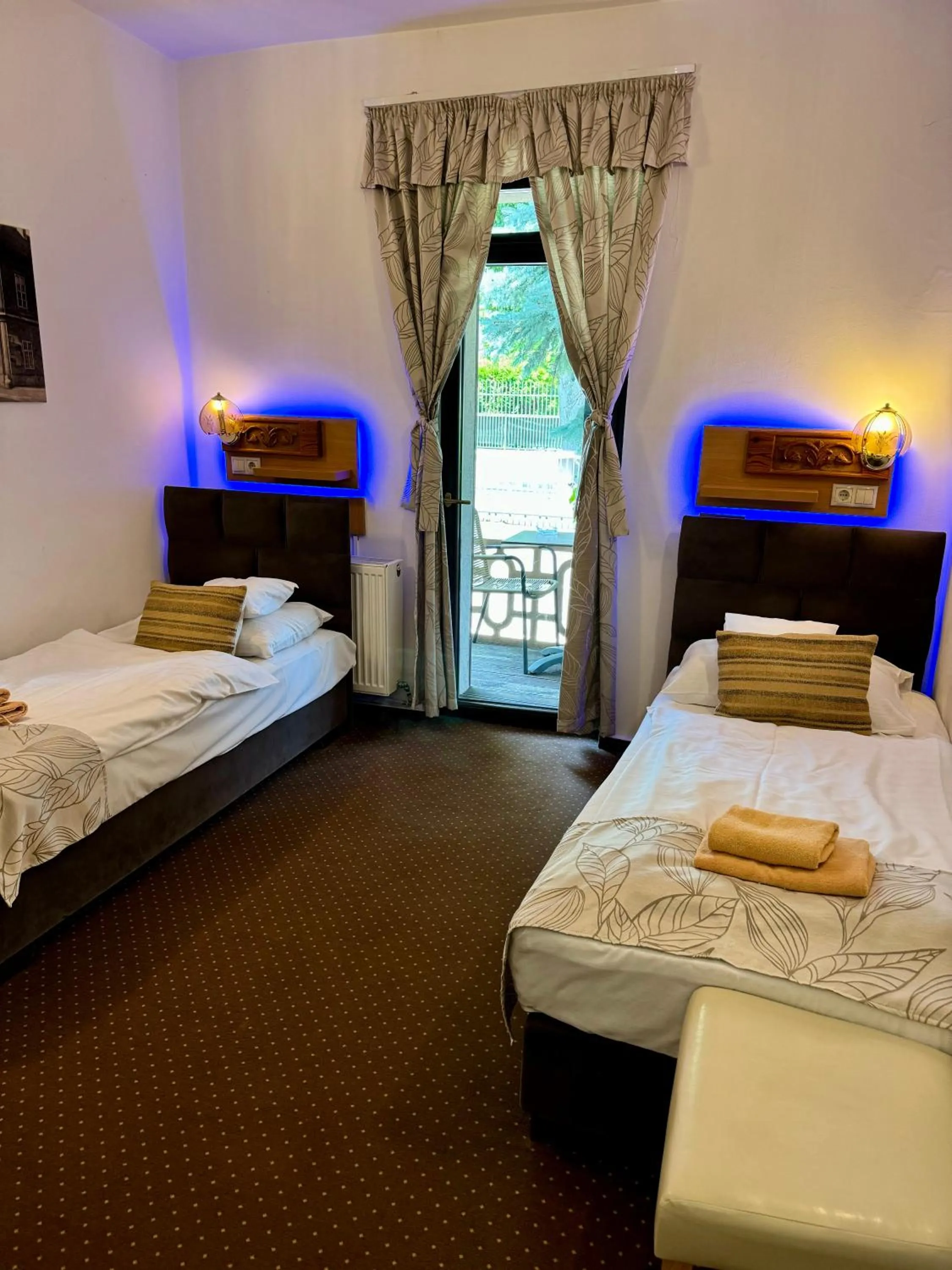 Twin Room with Balcony - single occupancy in Fészek Fogadó - Pension Nest