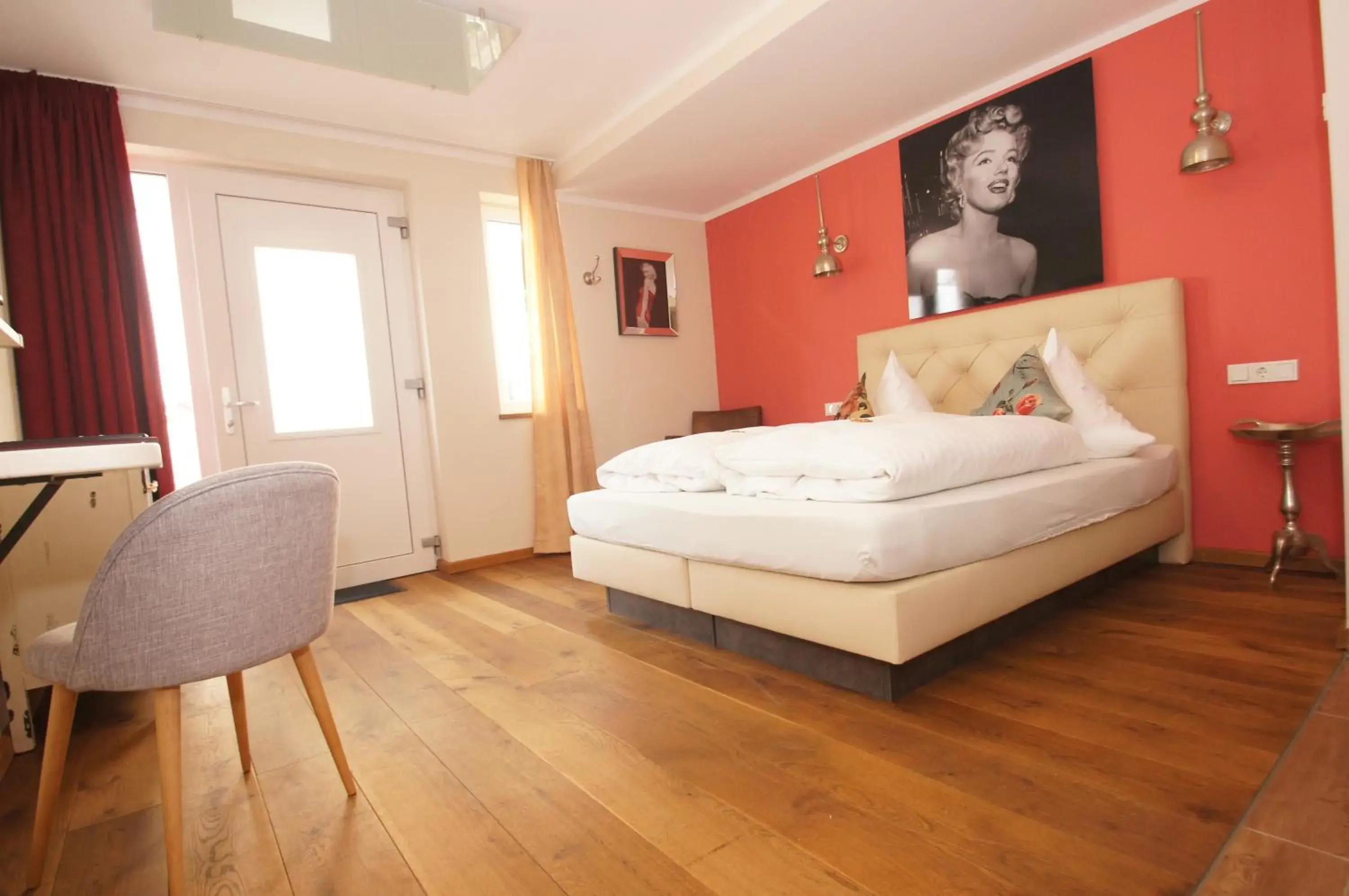 Photo of the whole room, Bed in UNO Hotel Chapeau Noir - Free Parking Photo of the whole room, Bed in UNO Hotel Chapeau Noir - Free Parking