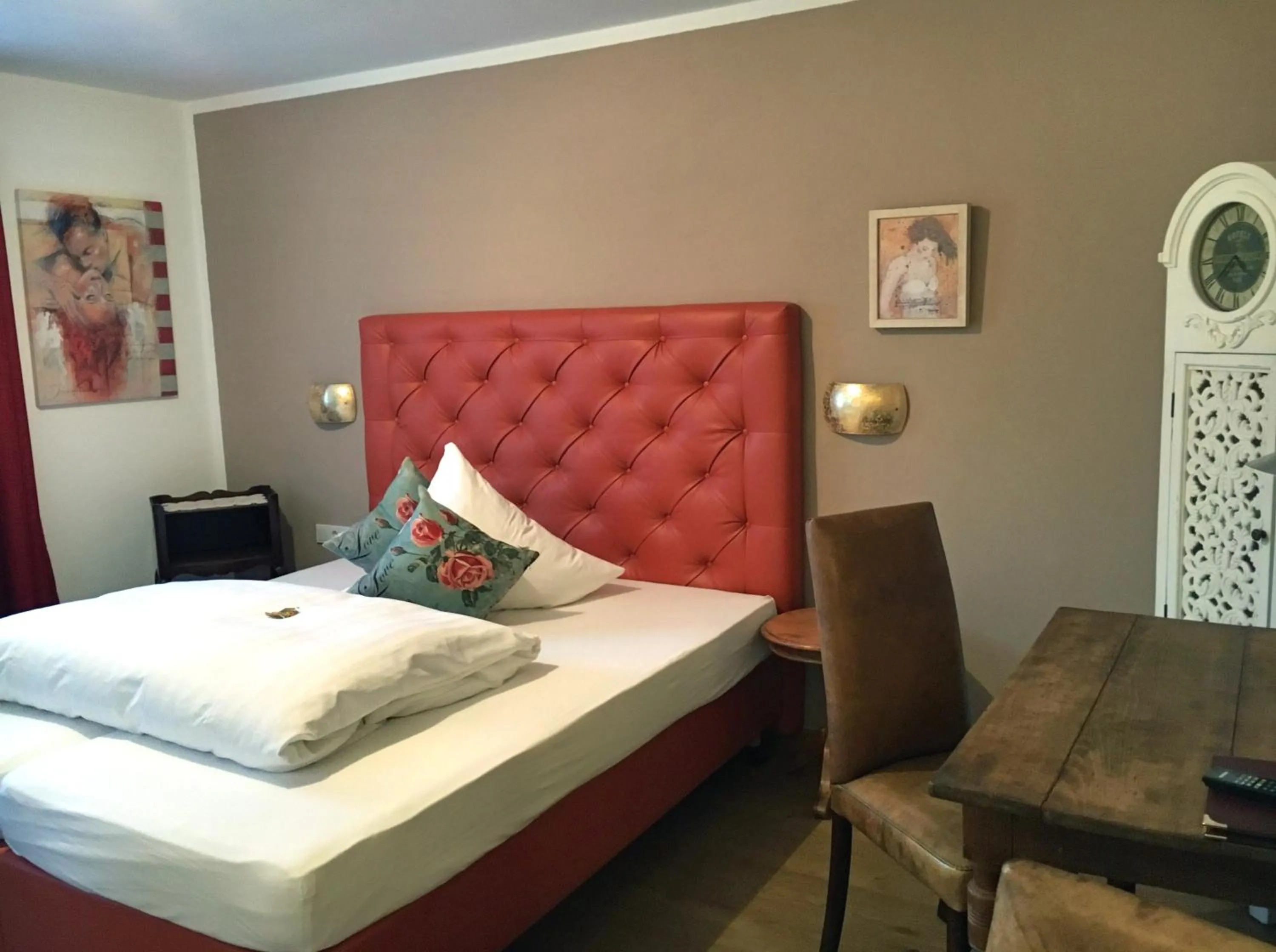 Photo of the whole room, Bed in UNO Hotel Chapeau Noir - Free Parking