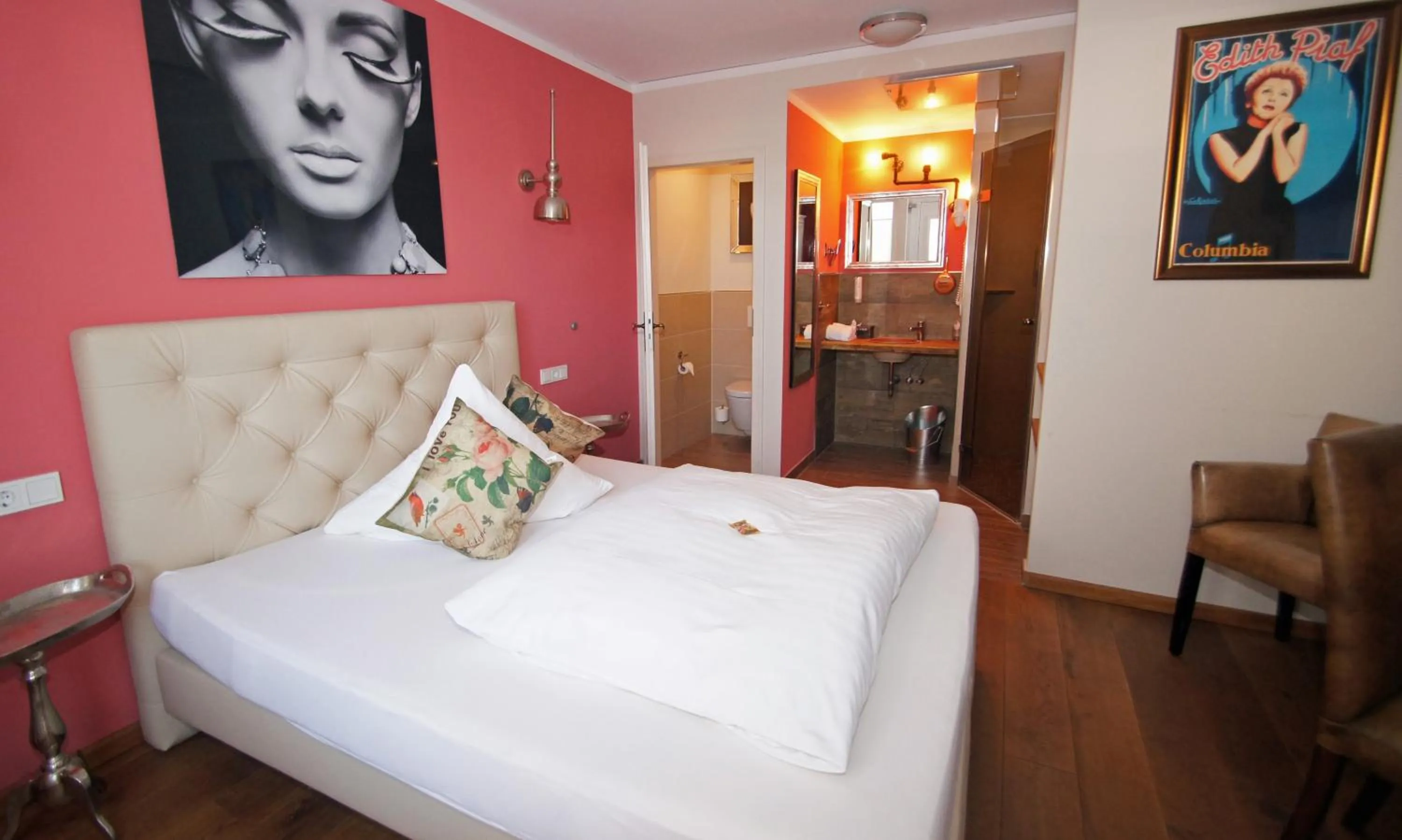 Photo of the whole room, Bed in UNO Hotel Chapeau Noir - Free Parking