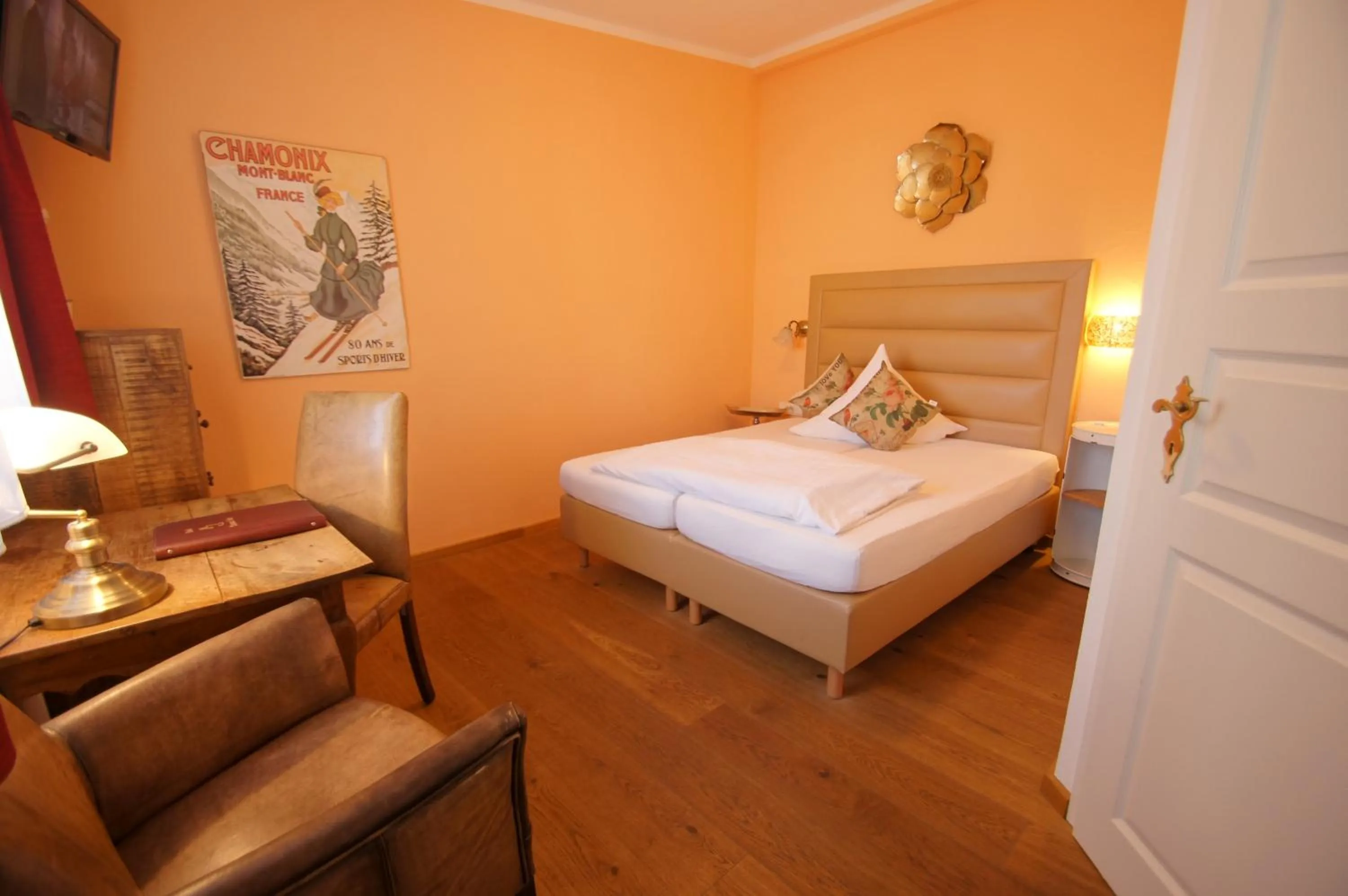 Photo of the whole room, Bed in UNO Hotel Chapeau Noir - Free Parking