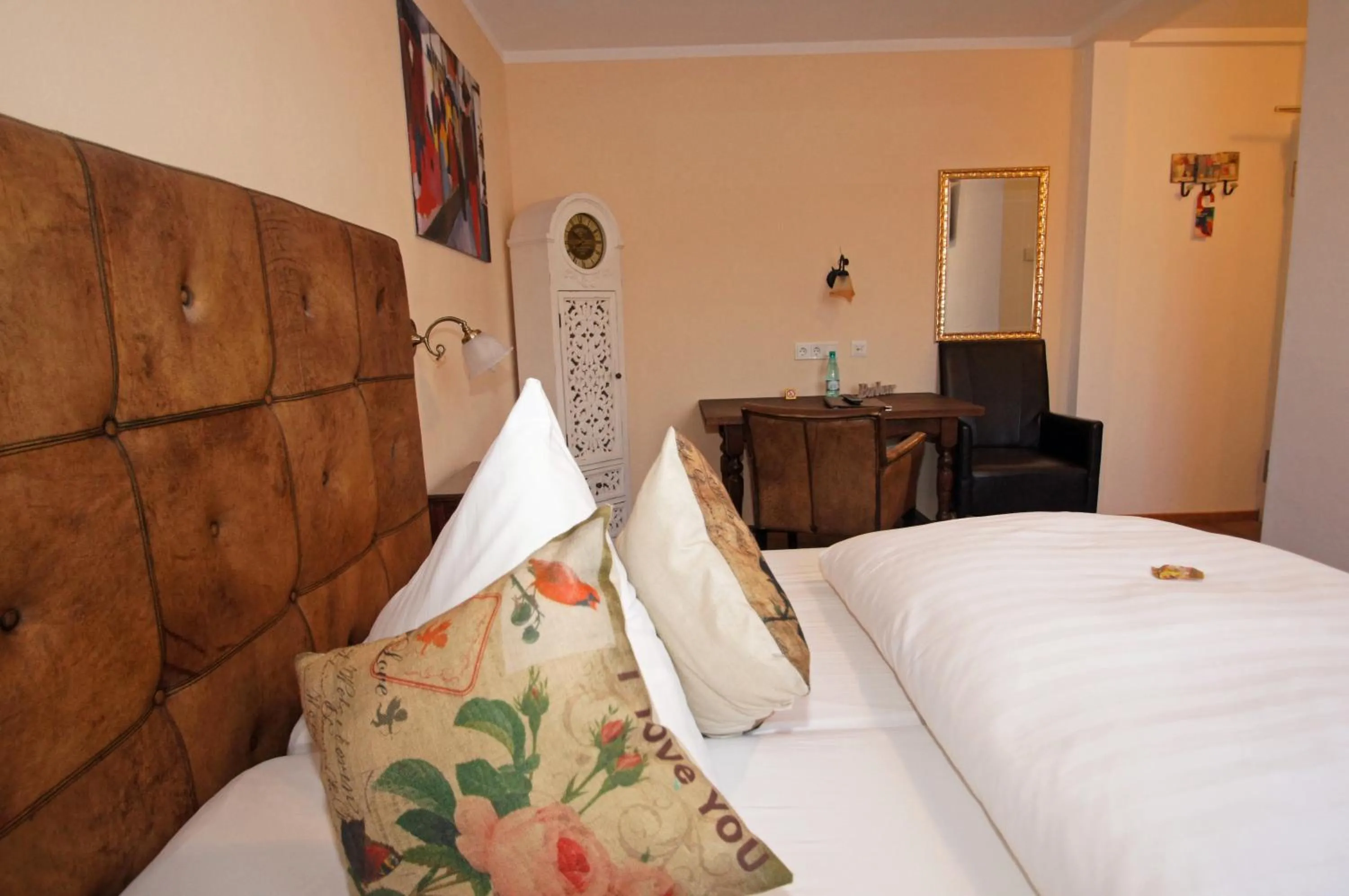 Photo of the whole room, Bed in UNO Hotel Chapeau Noir - Free Parking