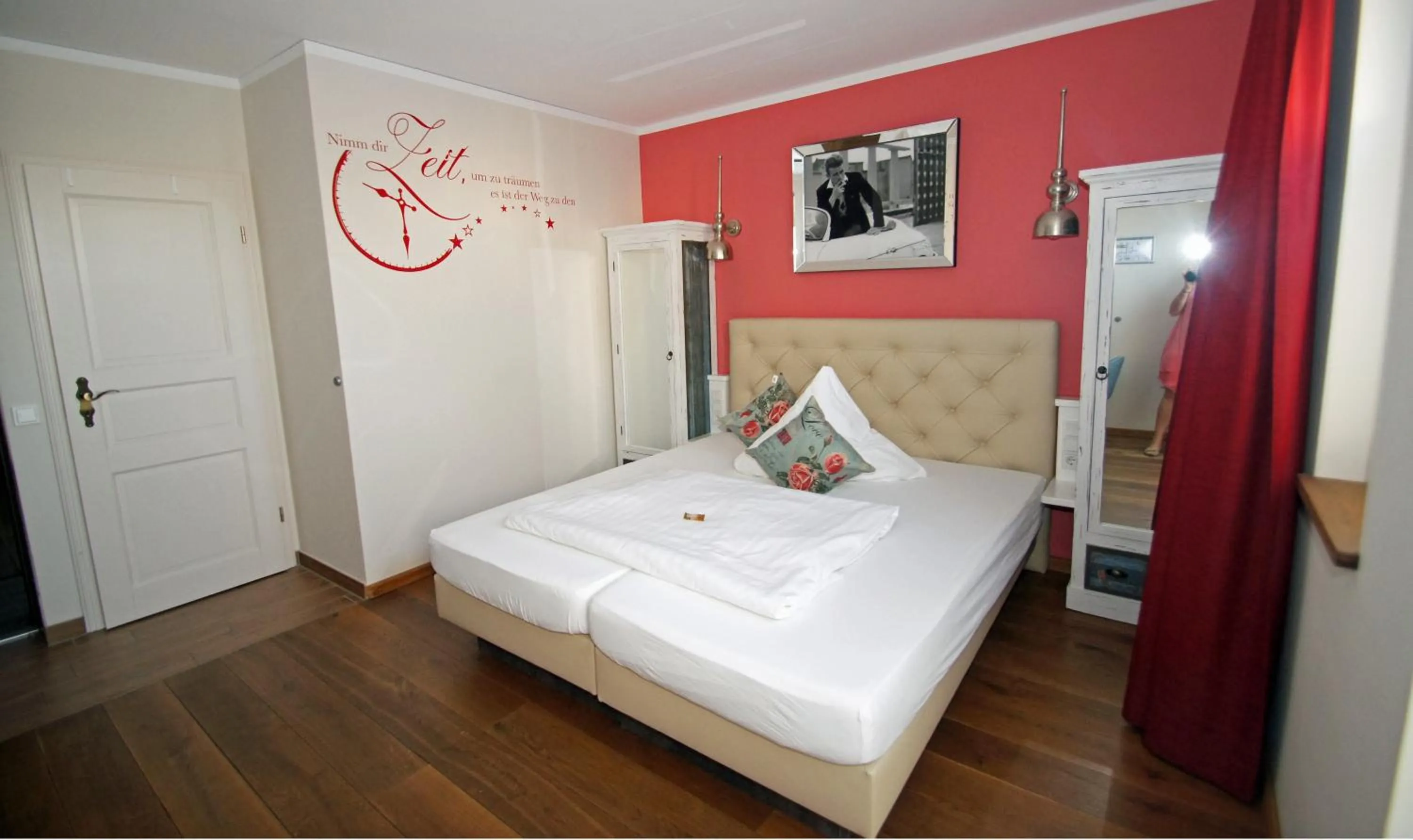 Photo of the whole room, Bed in UNO Hotel Chapeau Noir - Free Parking