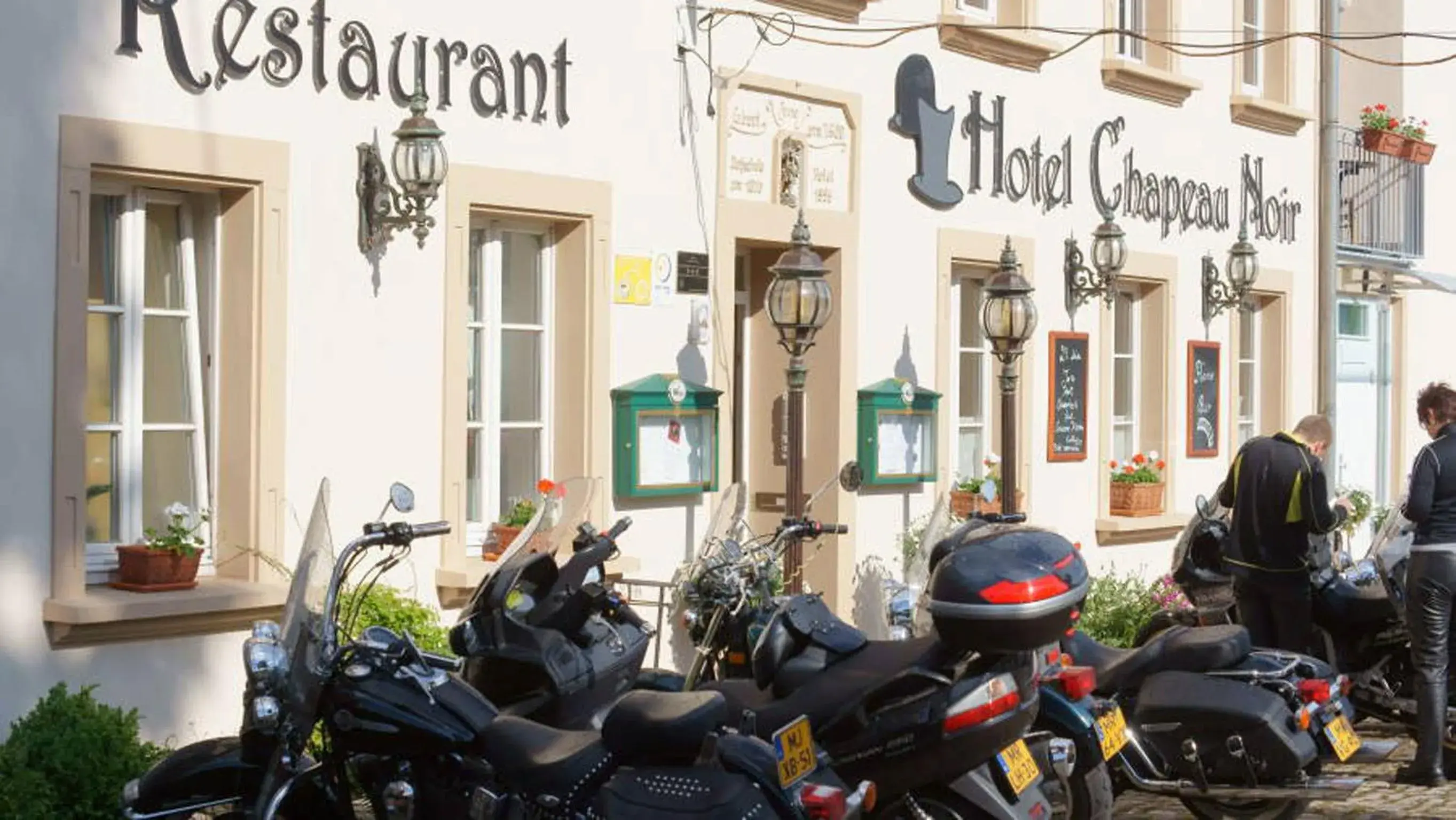 Facade/entrance in UNO Hotel Chapeau Noir - Free Parking Facade/entrance in UNO Hotel Chapeau Noir - Free Parking