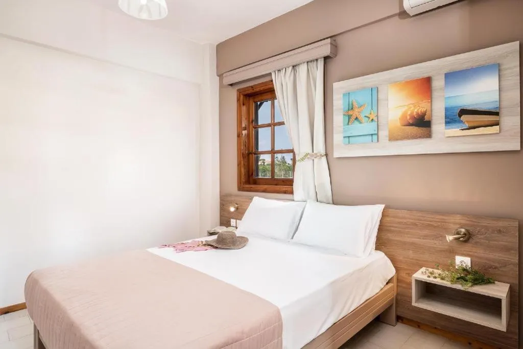 Shower, Bed in Cathrin Suites