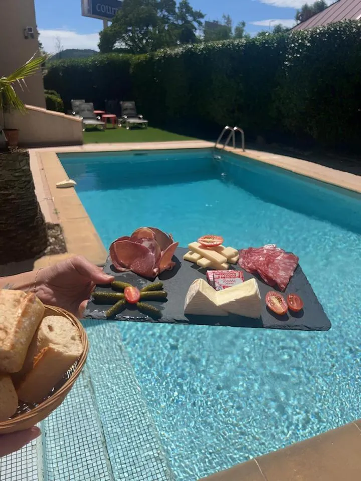 Area and facilities in Adonis Arc Hotel Aix