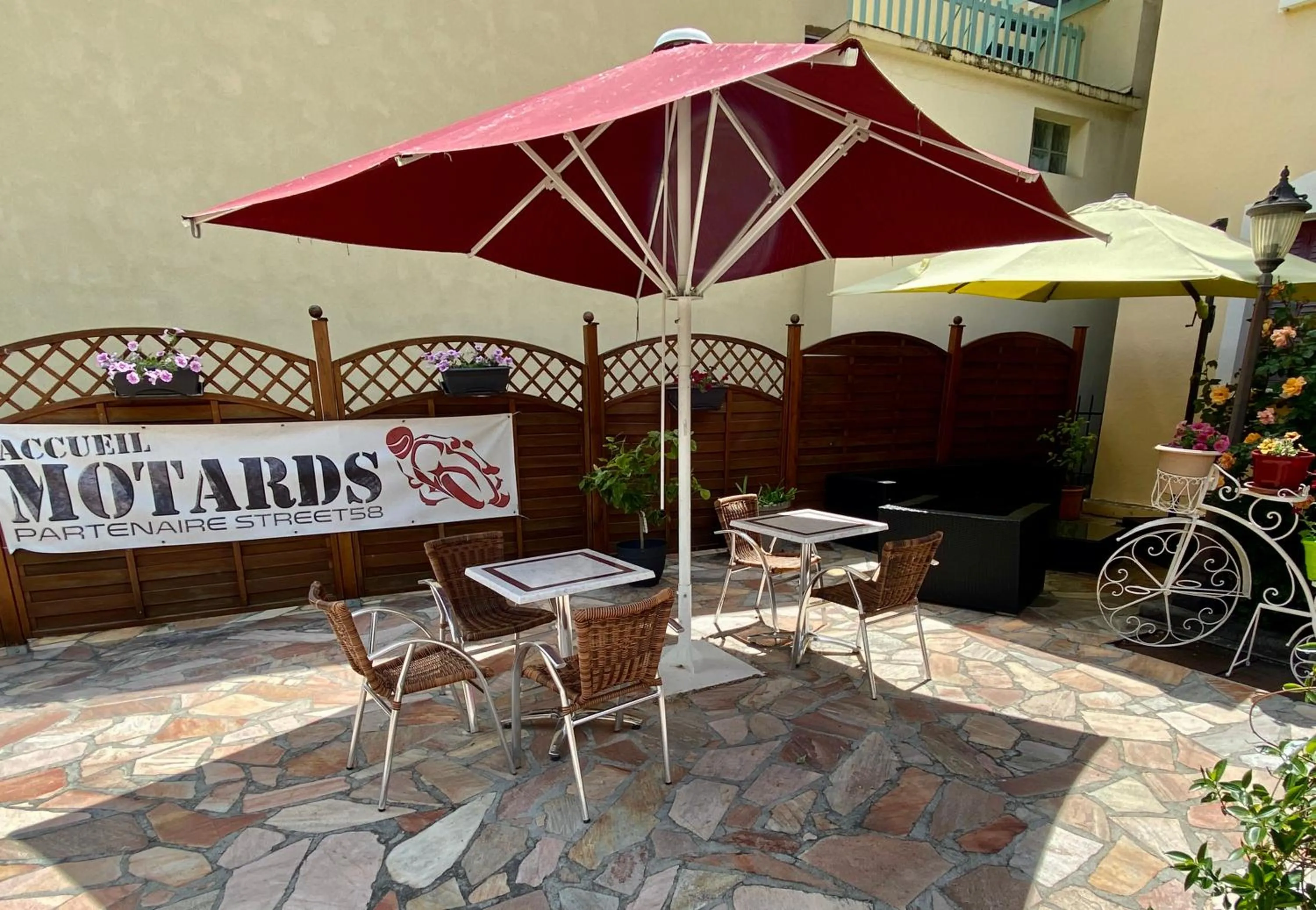Patio in Hôtel Bel'Air