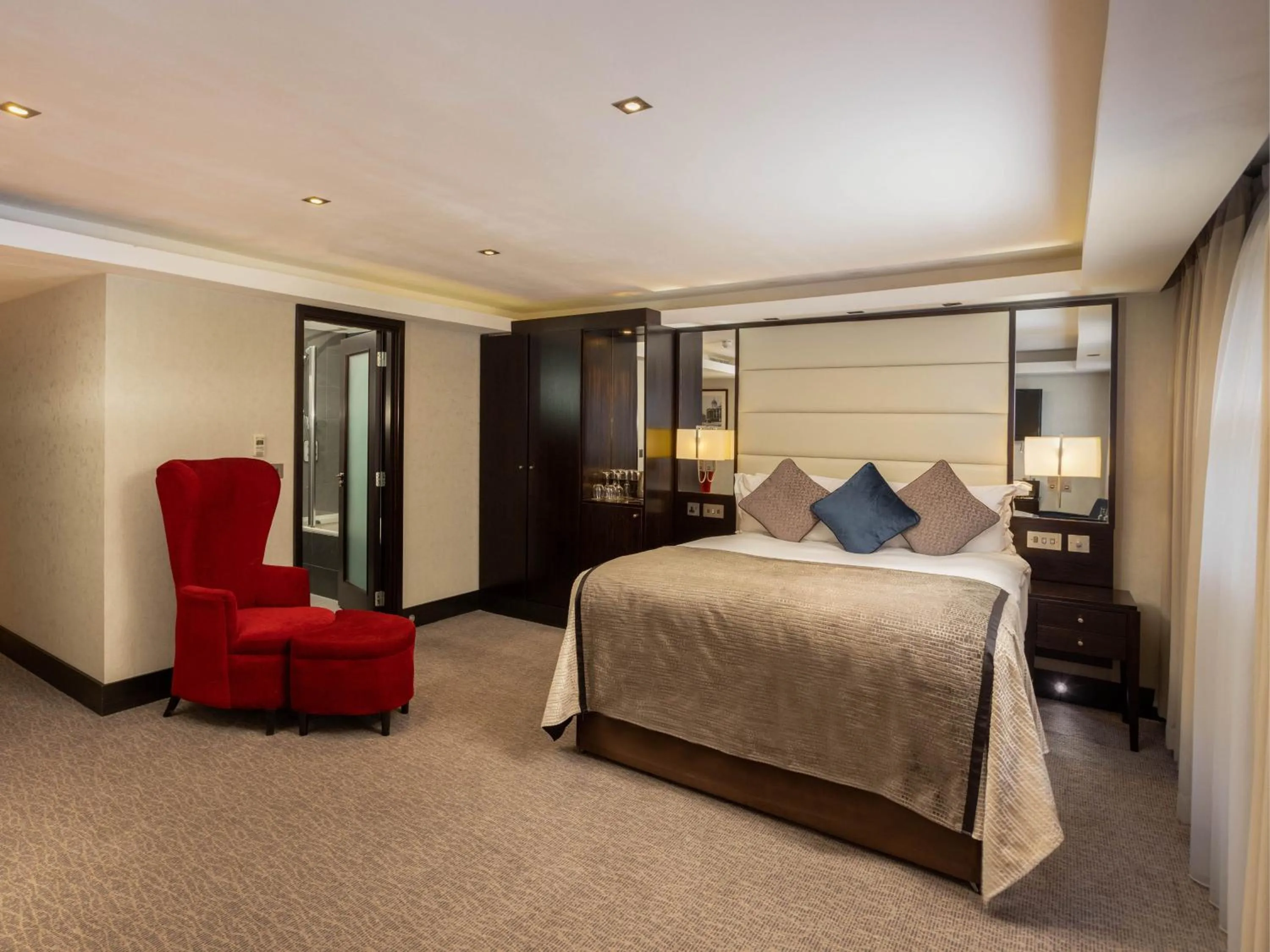 Photo of the whole room, Bed in Montcalm Brewery, London City