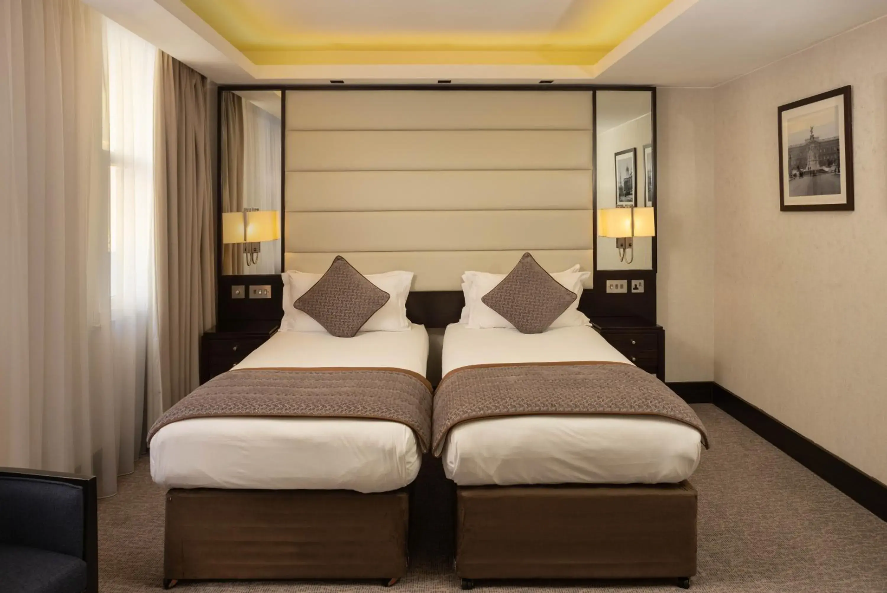 Photo of the whole room, Bed in Montcalm Brewery, London City Photo of the whole room, Bed in Montcalm Brewery, London City