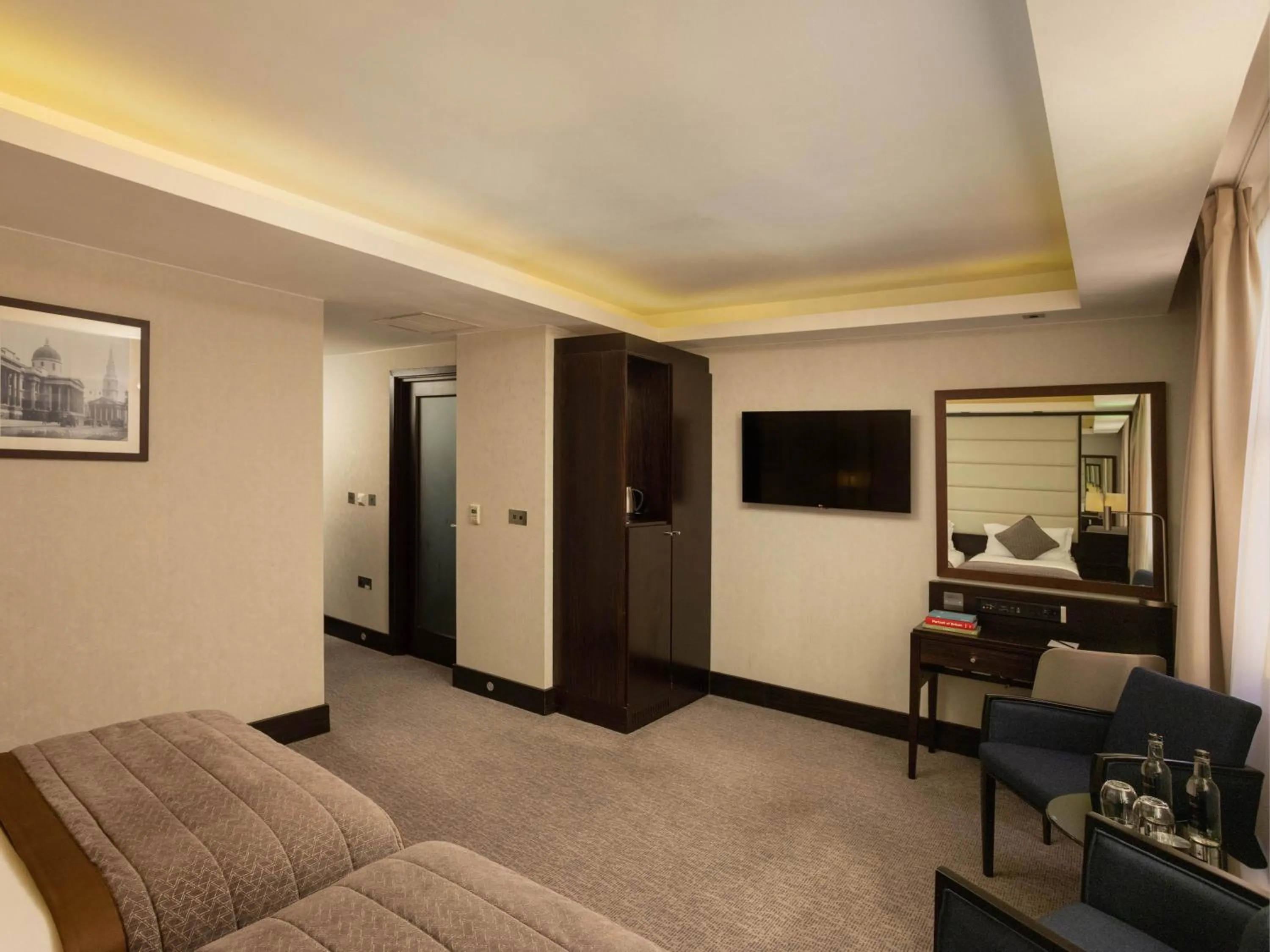 Photo of the whole room, Bed in Montcalm Brewery, London City