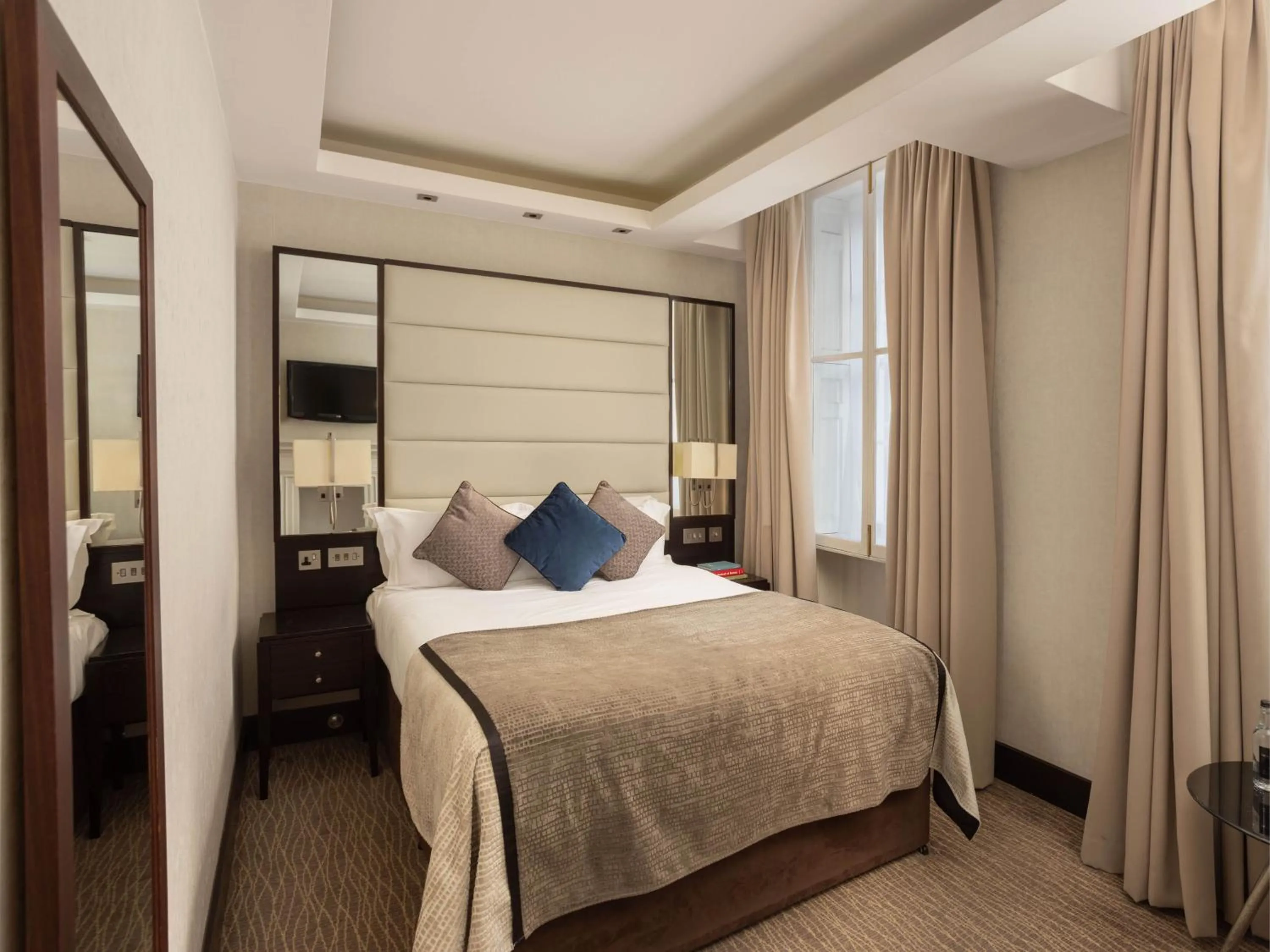 Photo of the whole room, Bed in Montcalm Brewery, London City