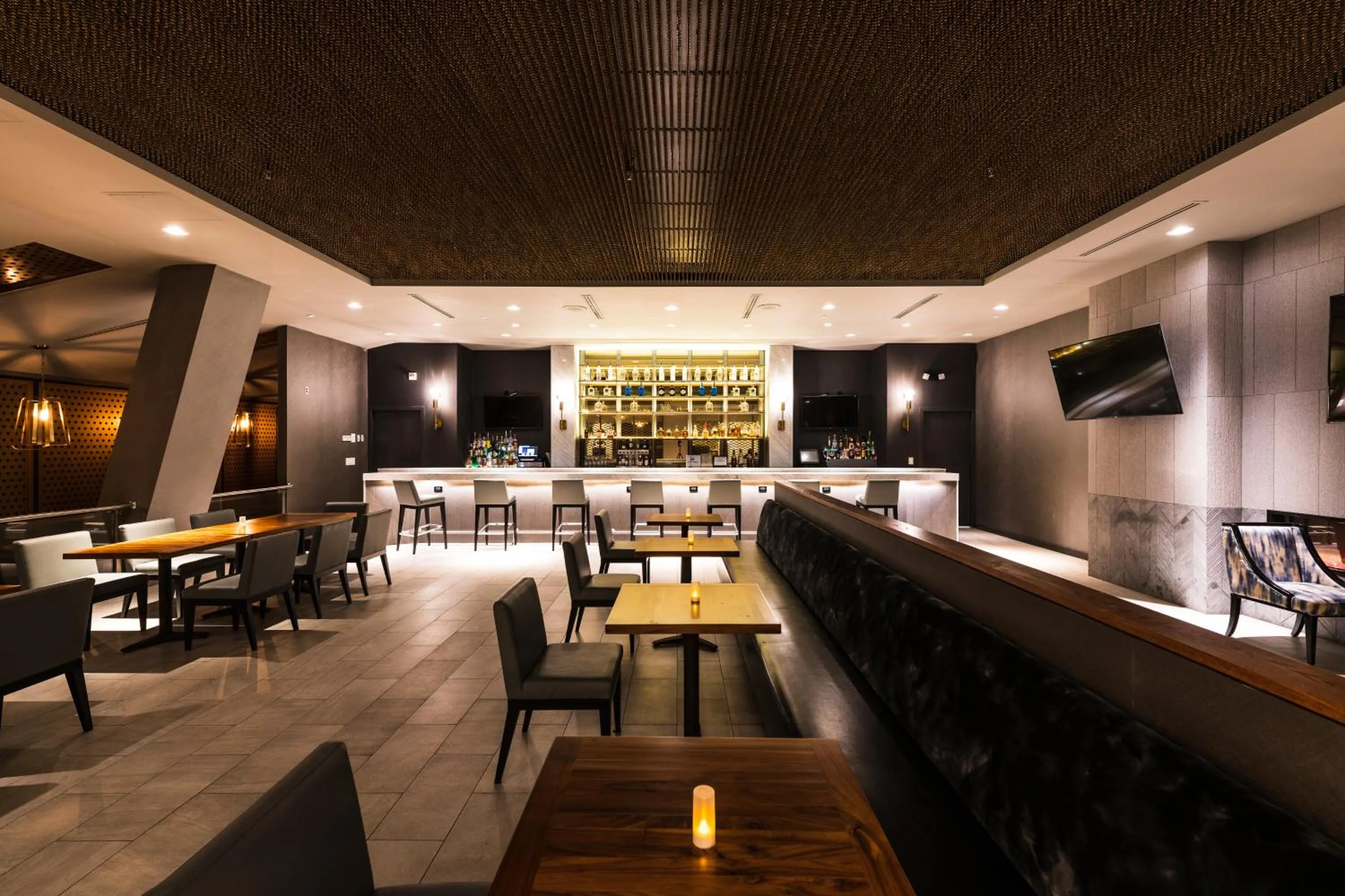 Lounge or bar in APA Hotel Woodbridge