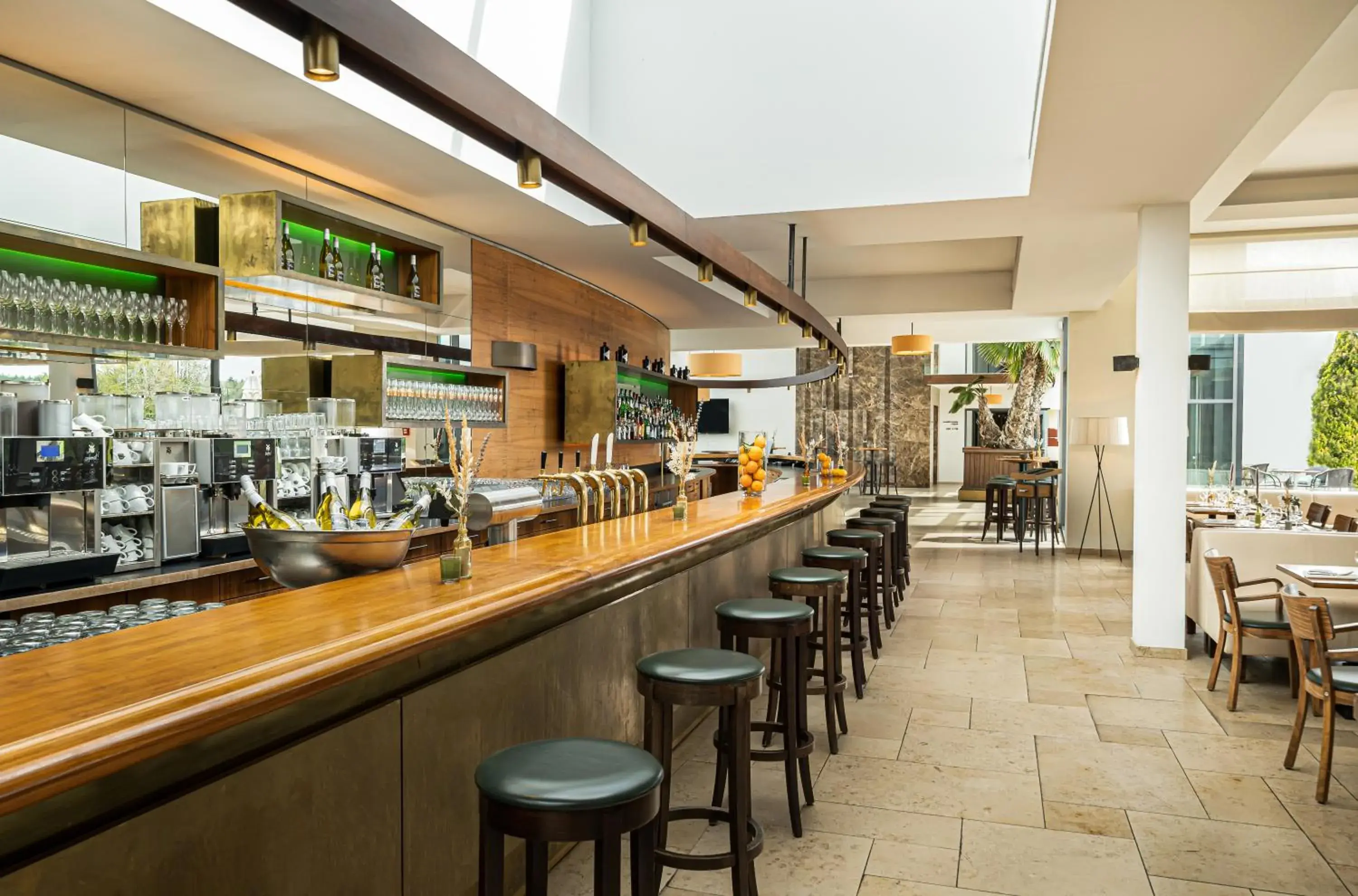 Lounge or bar in Angel's - das hotel am golfpark Lounge or bar in Angel's - das hotel am golfpark