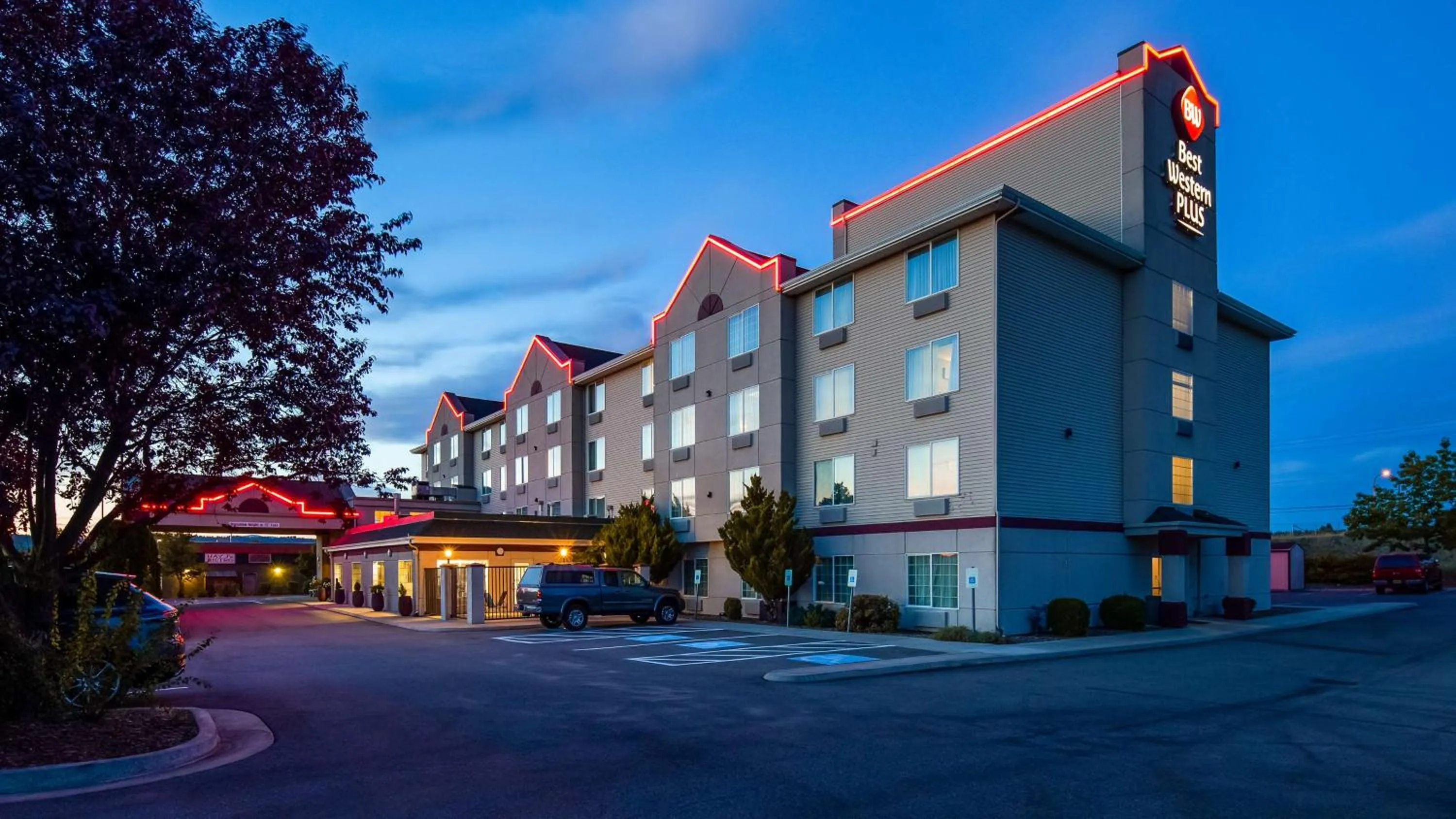 Property building in Best Western Plus Liberty Lake Inn