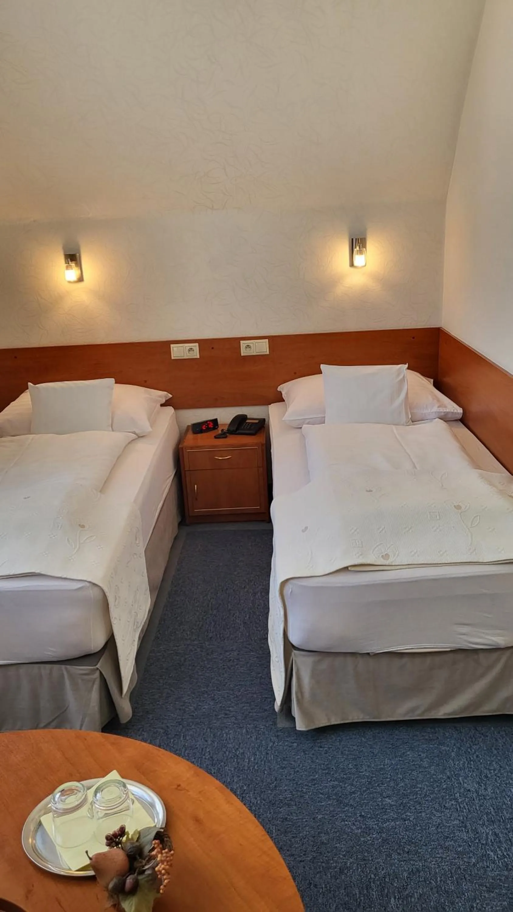 Property building, Bed in Hotel Margit