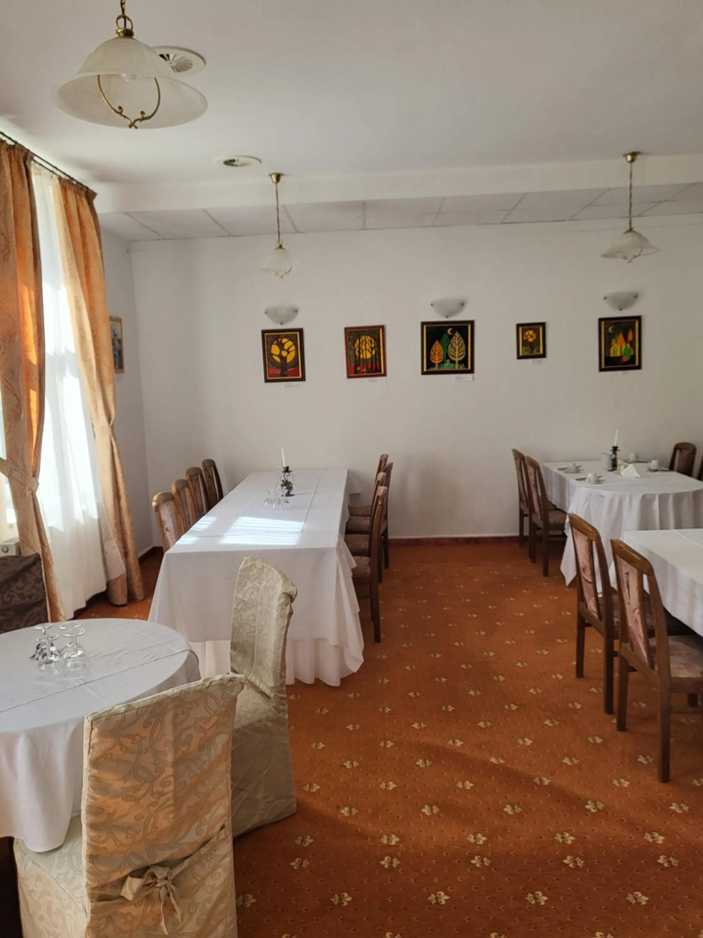 Restaurant/places to eat in Hotel Margit