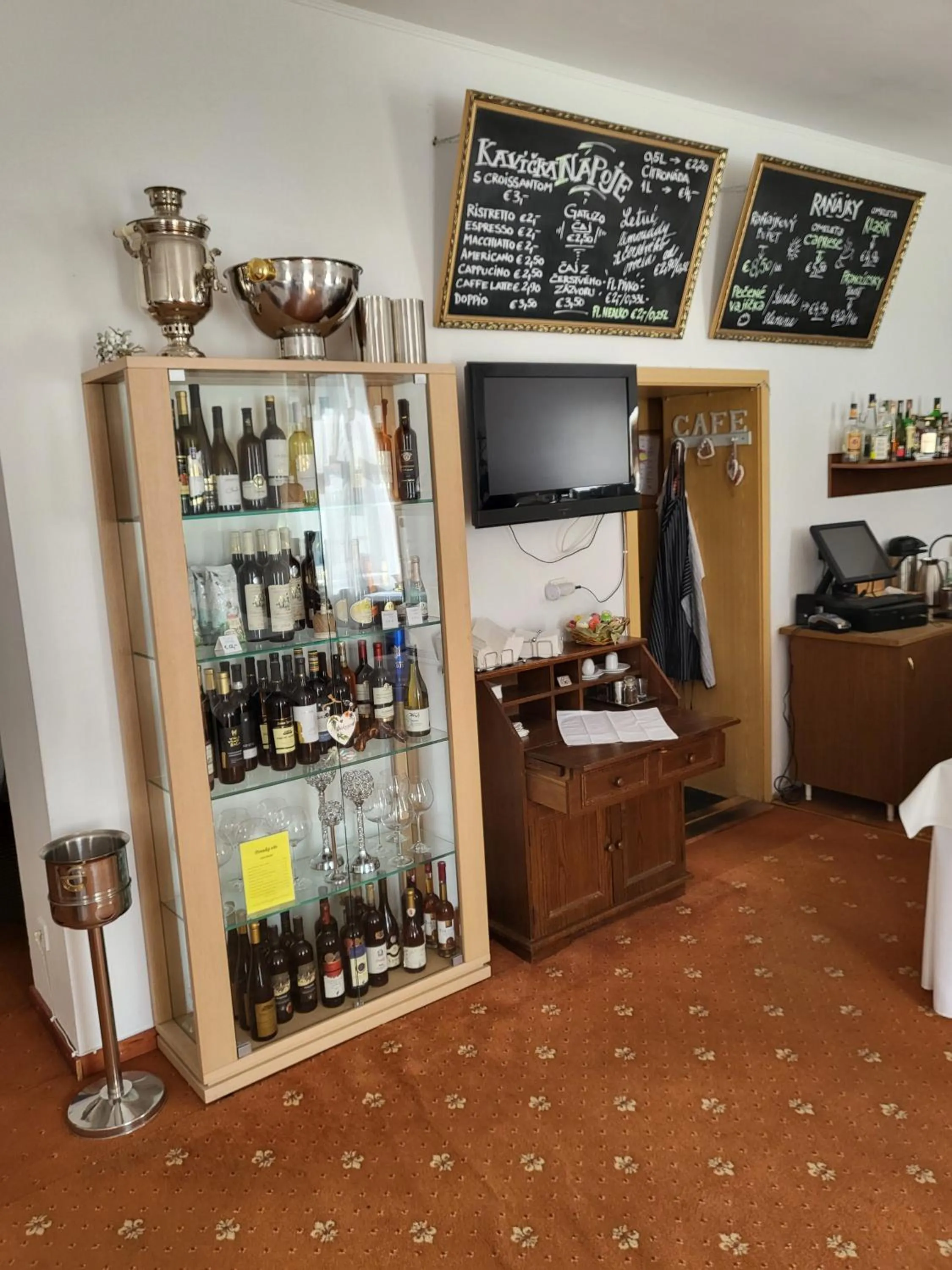 Restaurant/places to eat in Hotel Margit