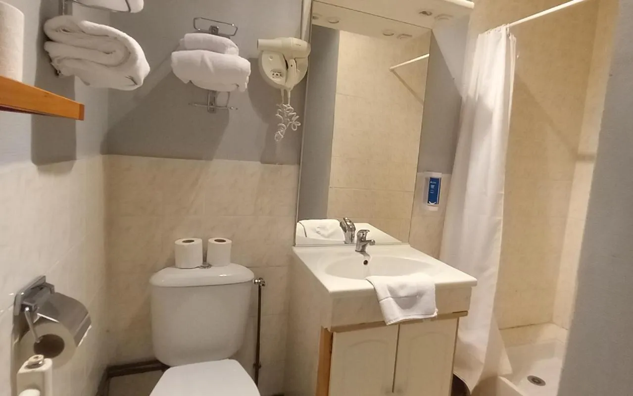 Bathroom in Brit Hotel Comtes De Champagne - Troyes Centre Historique