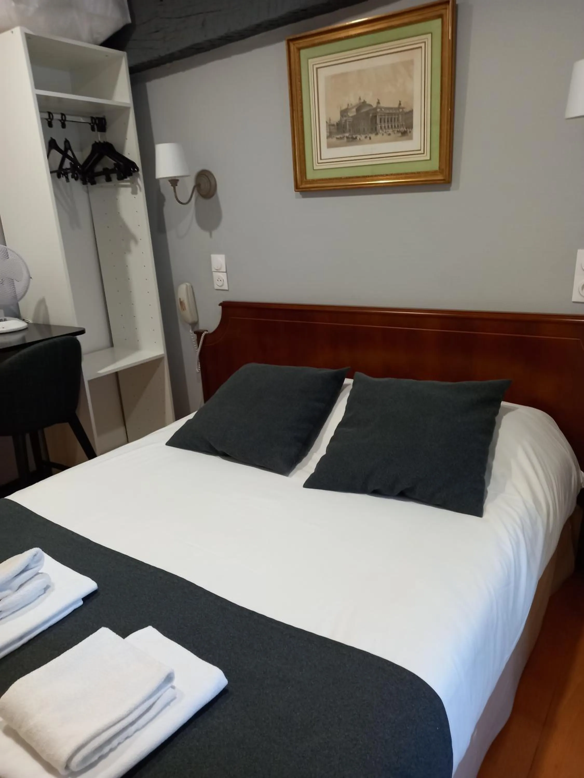 Bedroom, Bed in Brit Hotel Comtes De Champagne - Troyes Centre Historique