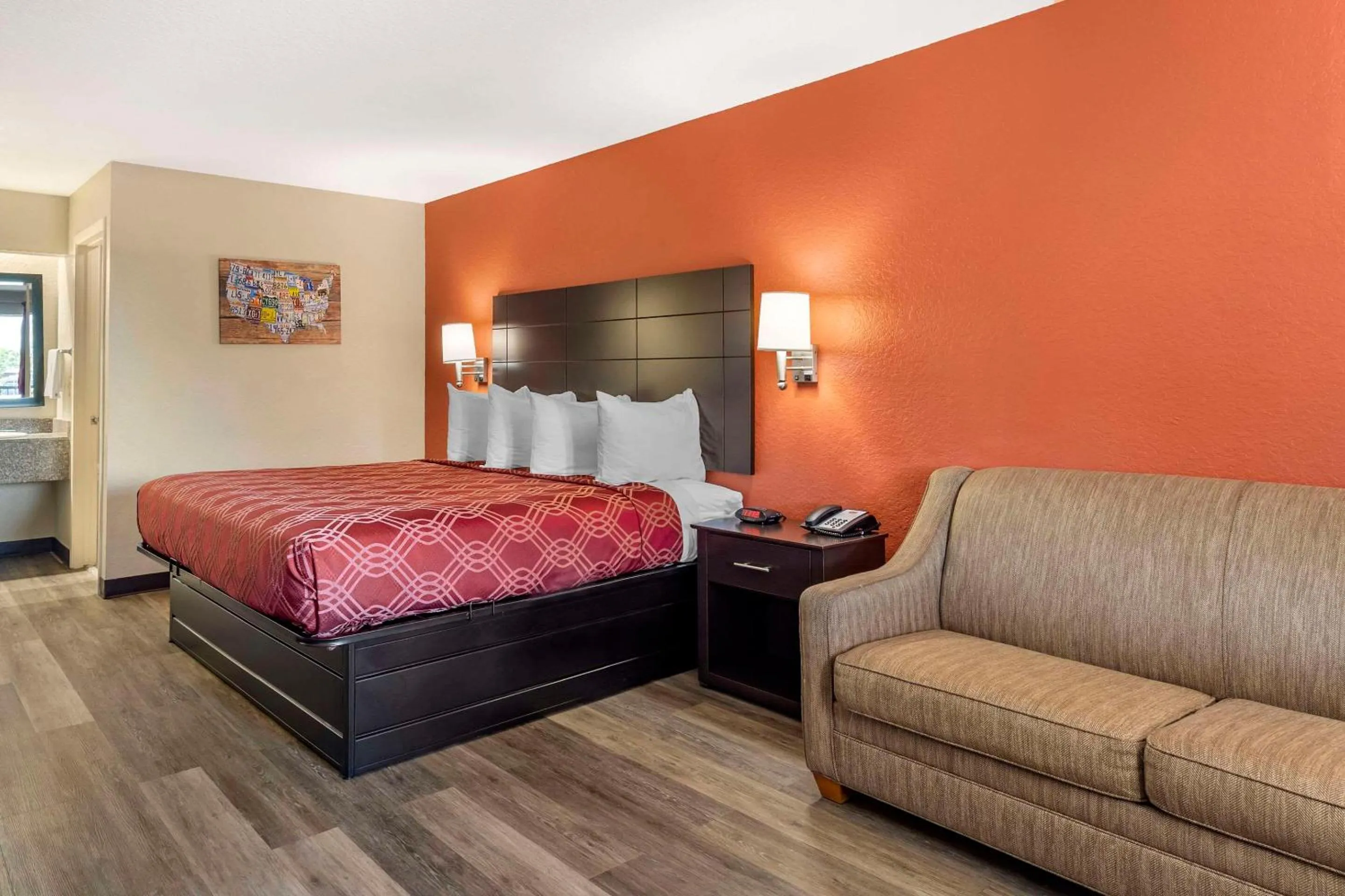Bedroom, Bed in Econo Lodge Near Lackland Air Force Base-SeaWorld