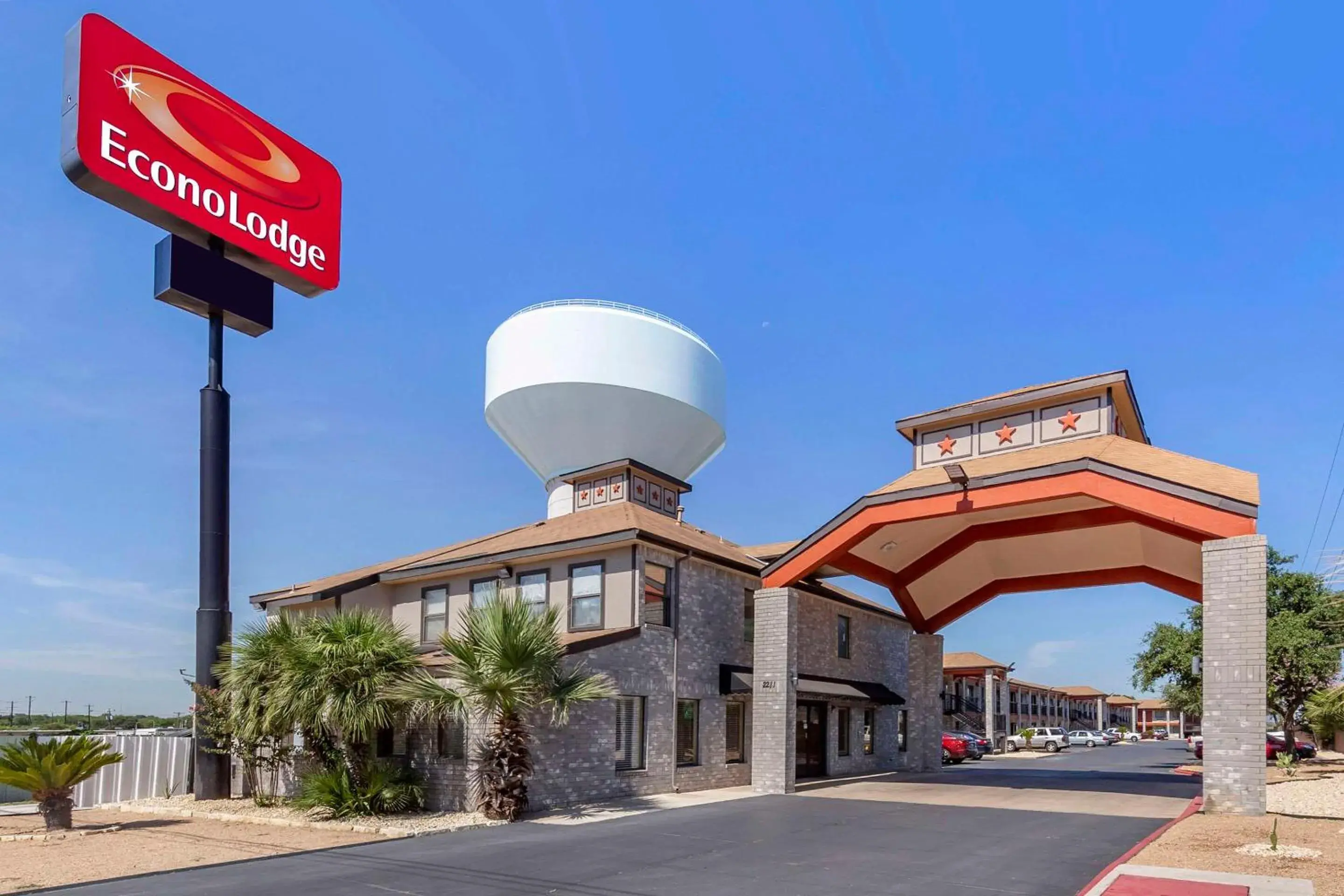 Property building in Econo Lodge Near Lackland Air Force Base-SeaWorld Property building in Econo Lodge Near Lackland Air Force Base-SeaWorld