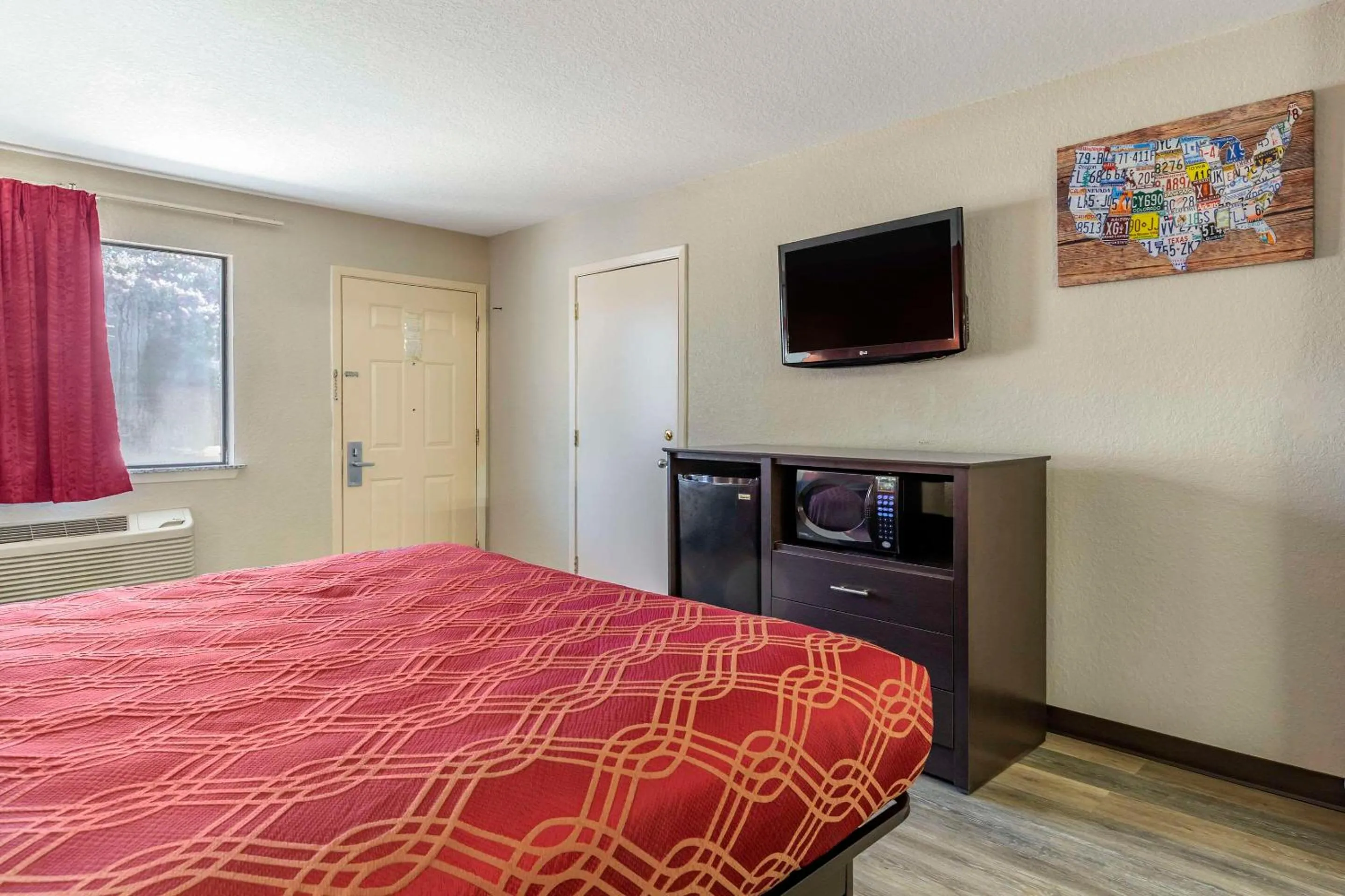 Bedroom, Bed in Econo Lodge Near Lackland Air Force Base-SeaWorld