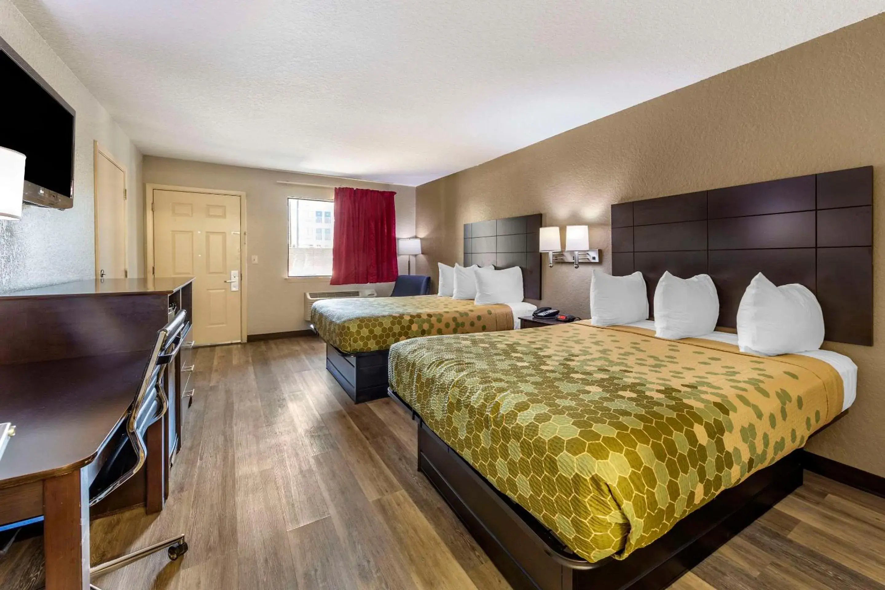 Queen Room with Two Queen Beds - Smoking in Econo Lodge Near Lackland Air Force Base-SeaWorld Queen Room with Two Queen Beds - Smoking in Econo Lodge Near Lackland Air Force Base-SeaWorld