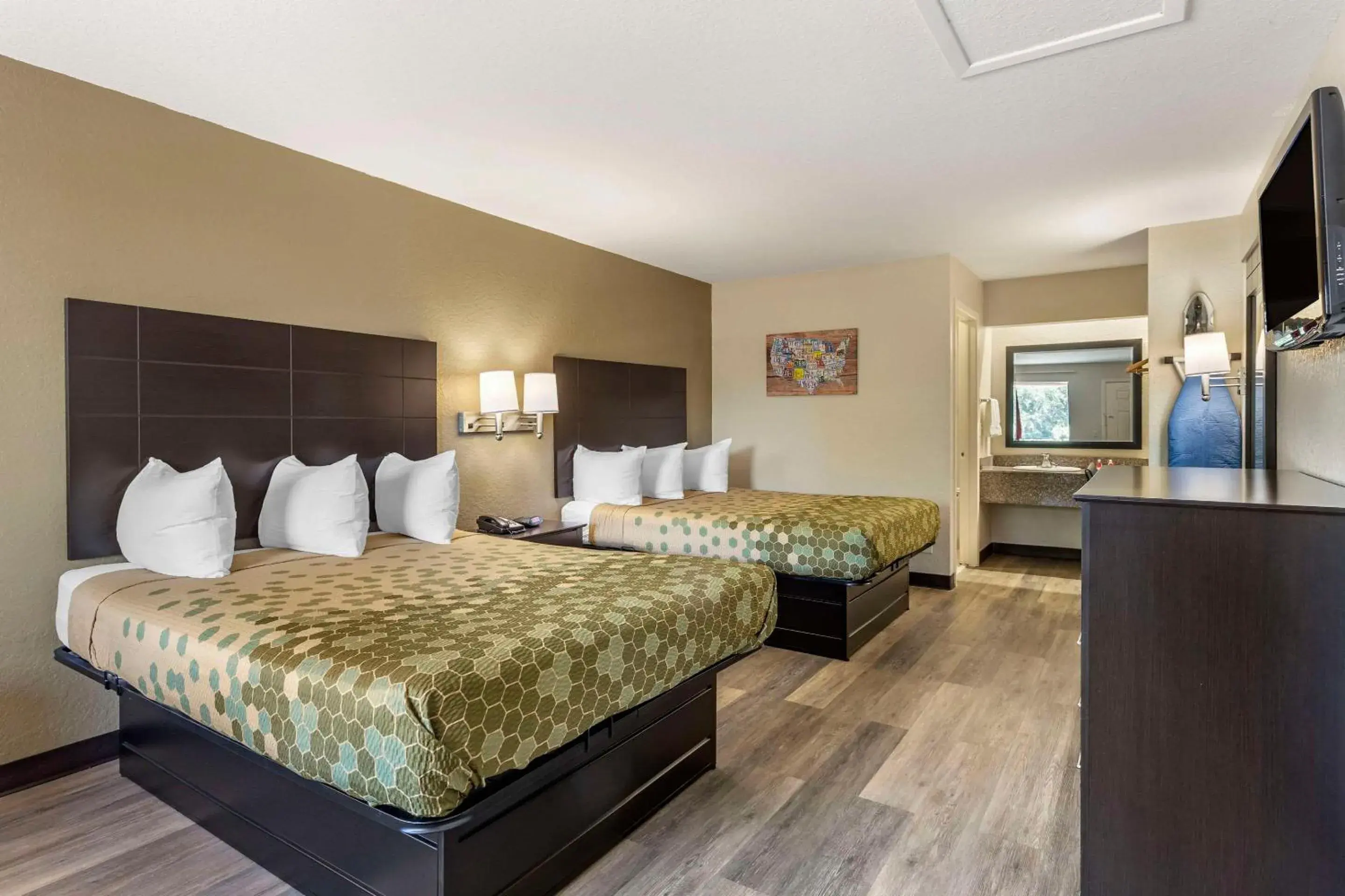 Bedroom, Bed in Econo Lodge Near Lackland Air Force Base-SeaWorld Bedroom, Bed in Econo Lodge Near Lackland Air Force Base-SeaWorld