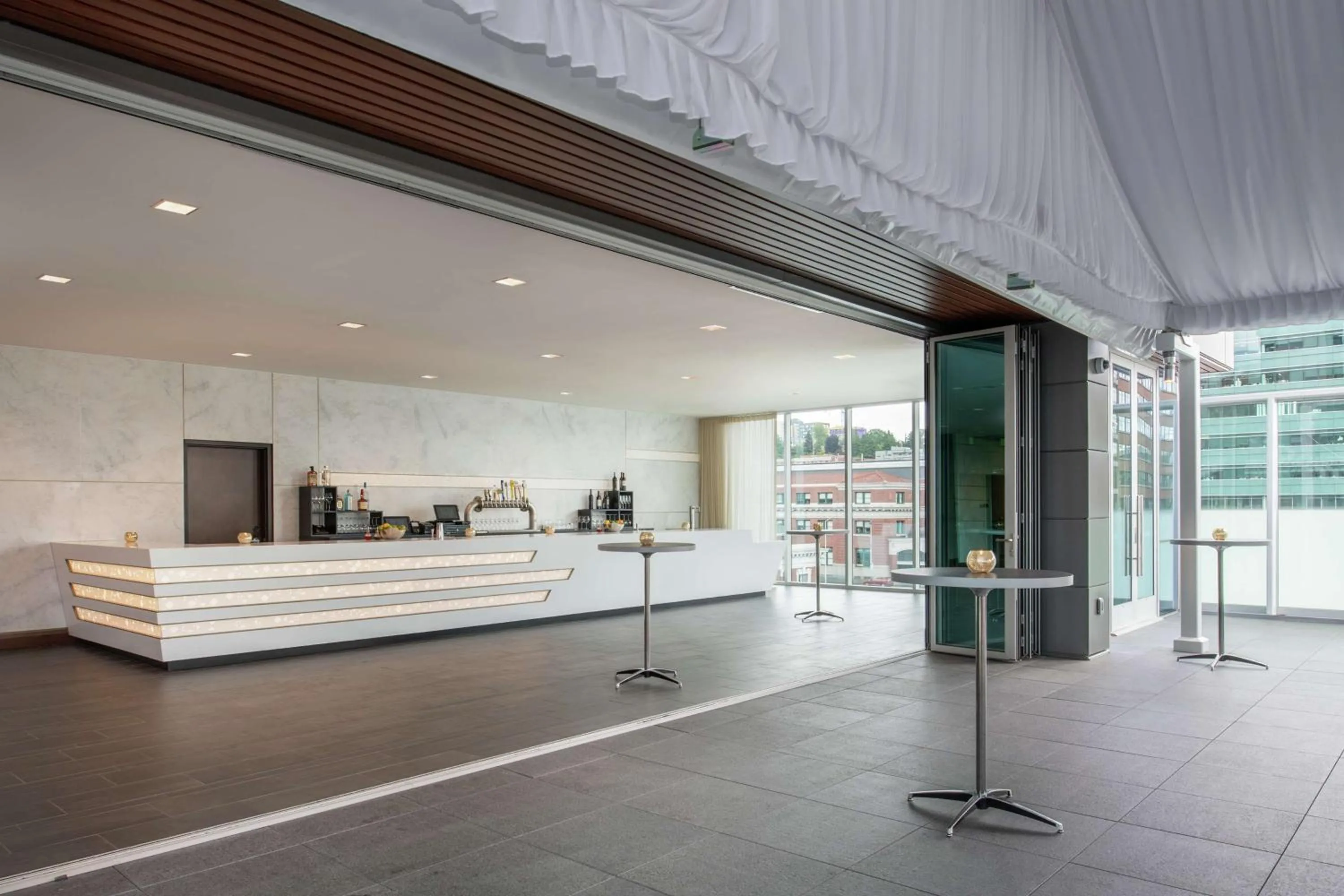 Lounge or bar in Embassy Suites By Hilton Seattle Downtown Pioneer Square