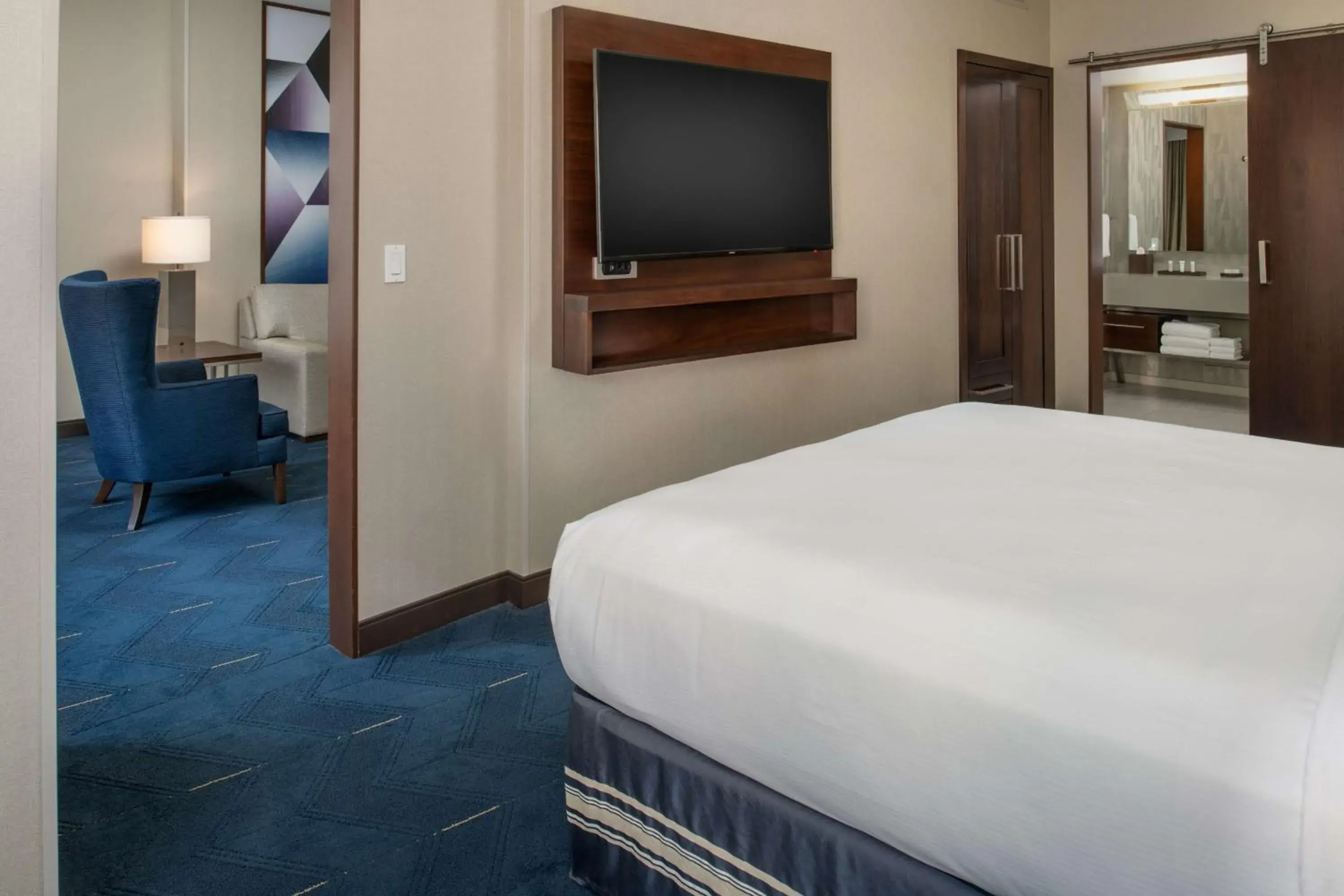 Bed in Embassy Suites By Hilton Seattle Downtown Pioneer Square Bed in Embassy Suites By Hilton Seattle Downtown Pioneer Square