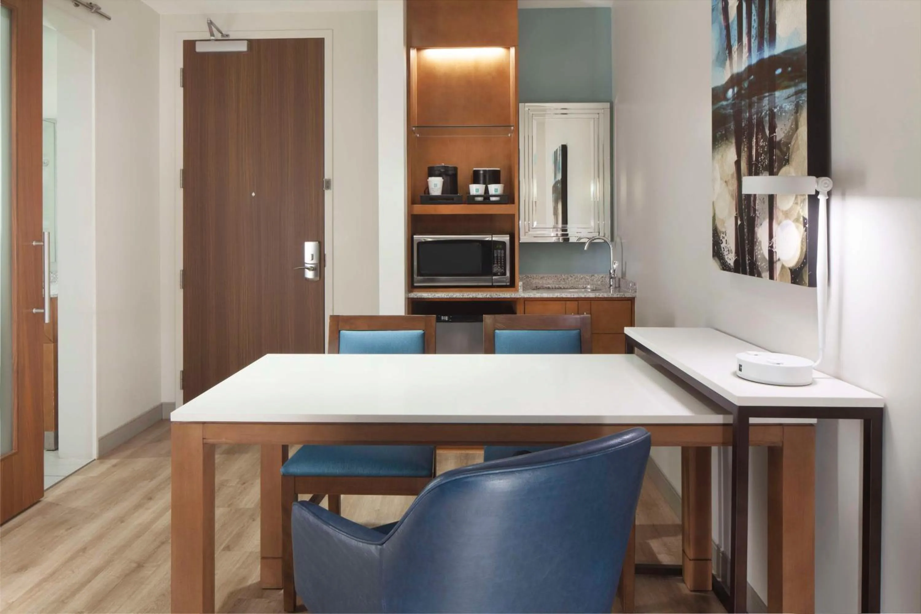 Kitchen or kitchenette in Embassy Suites By Hilton Sarasota